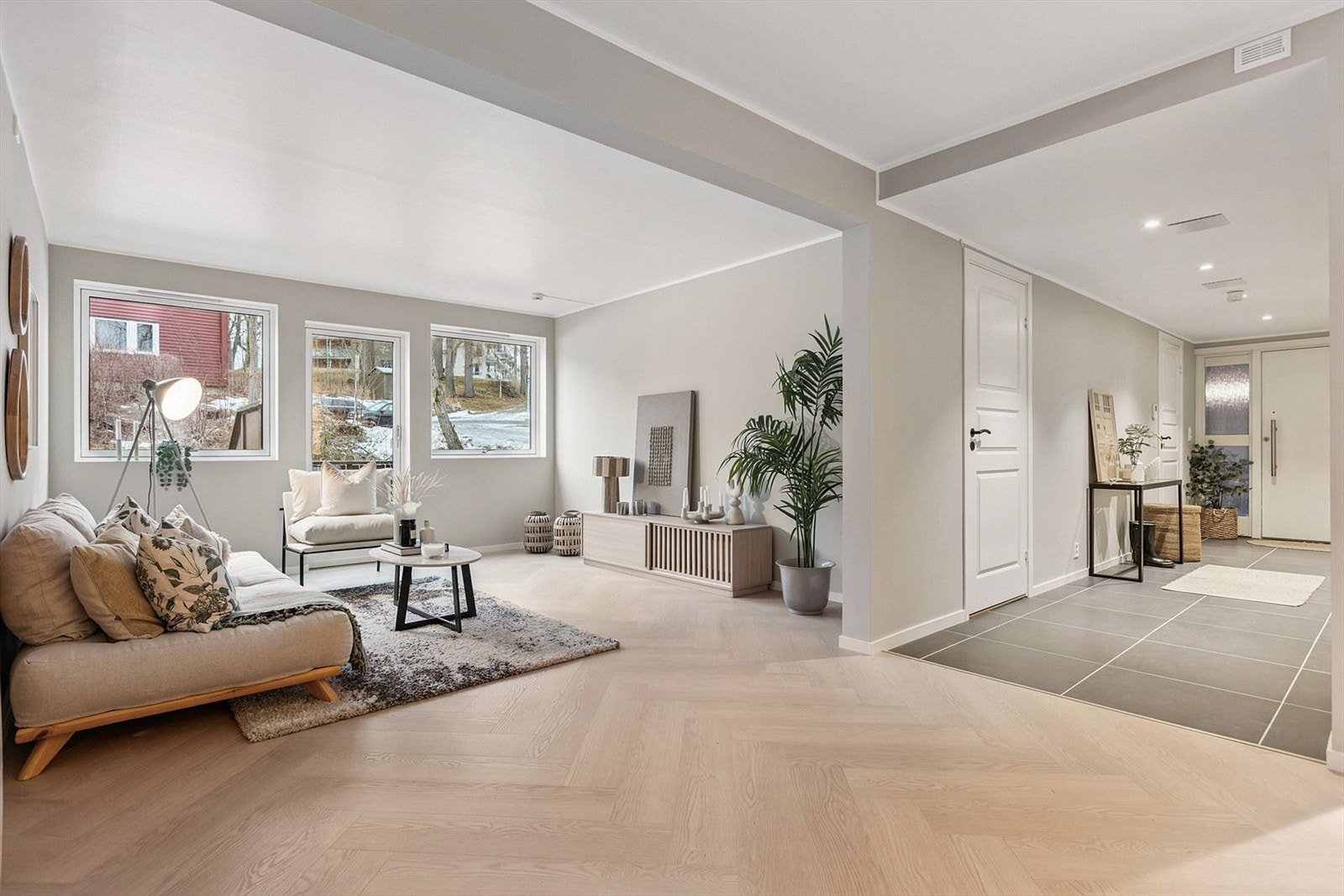 Stuen er lys og romslig med store vindusflater som gir rikelig med naturlig lys og en luftig romfølelse. Galleribilde