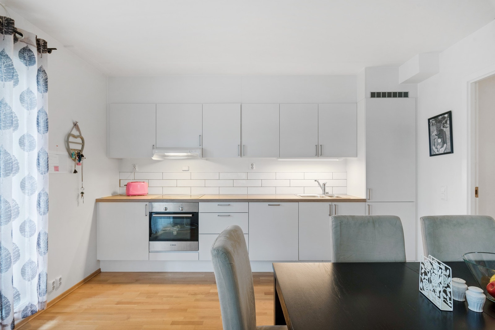 Pent og moderne kjøkken med integrerte hvitevarer. Galleribilde