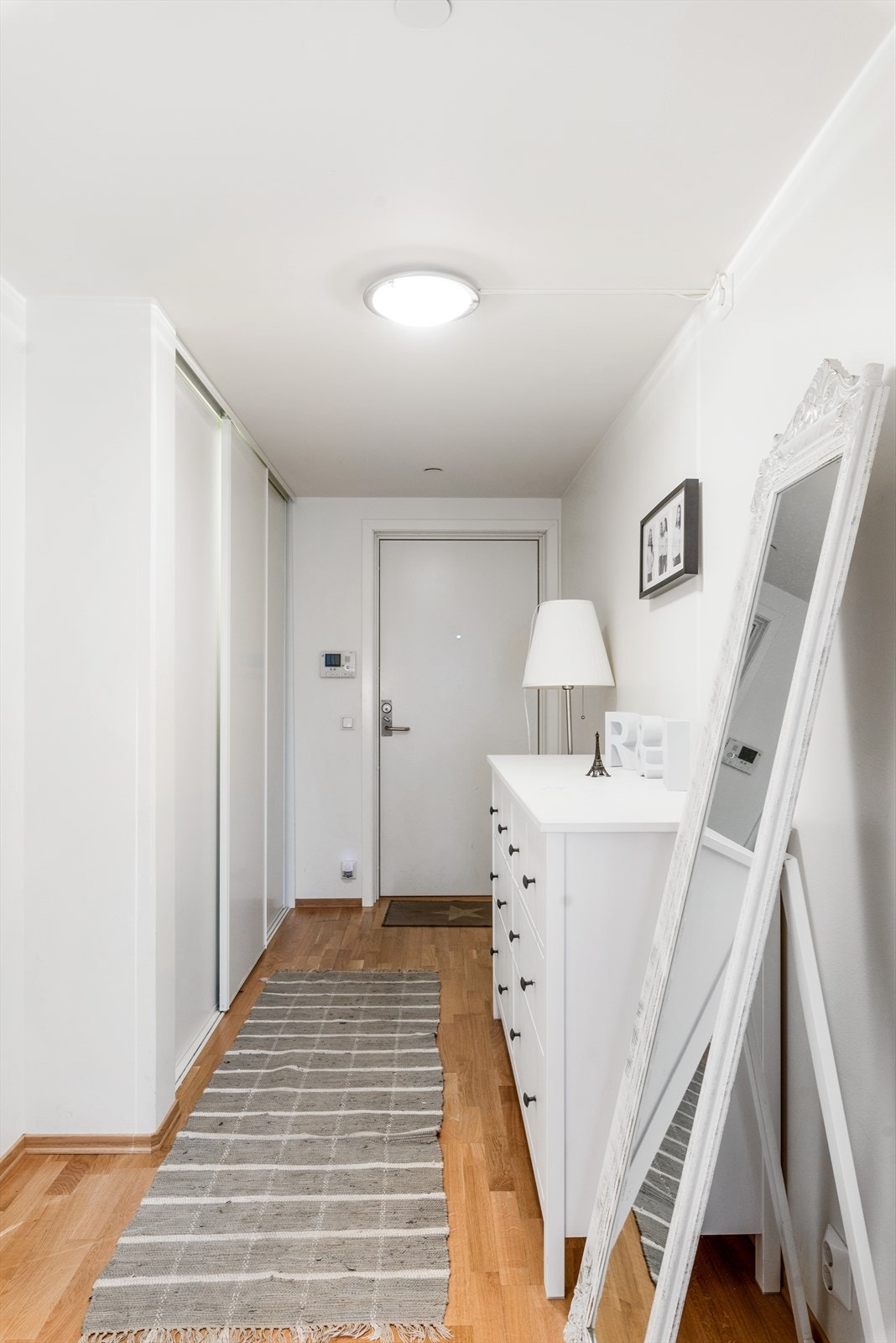 Gang med romslig skyvedørsgarderobe. Galleribilde