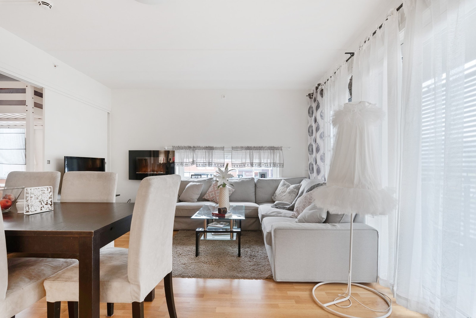 Lys og fin stue med gode møbleringsmuligheter. Galleribilde