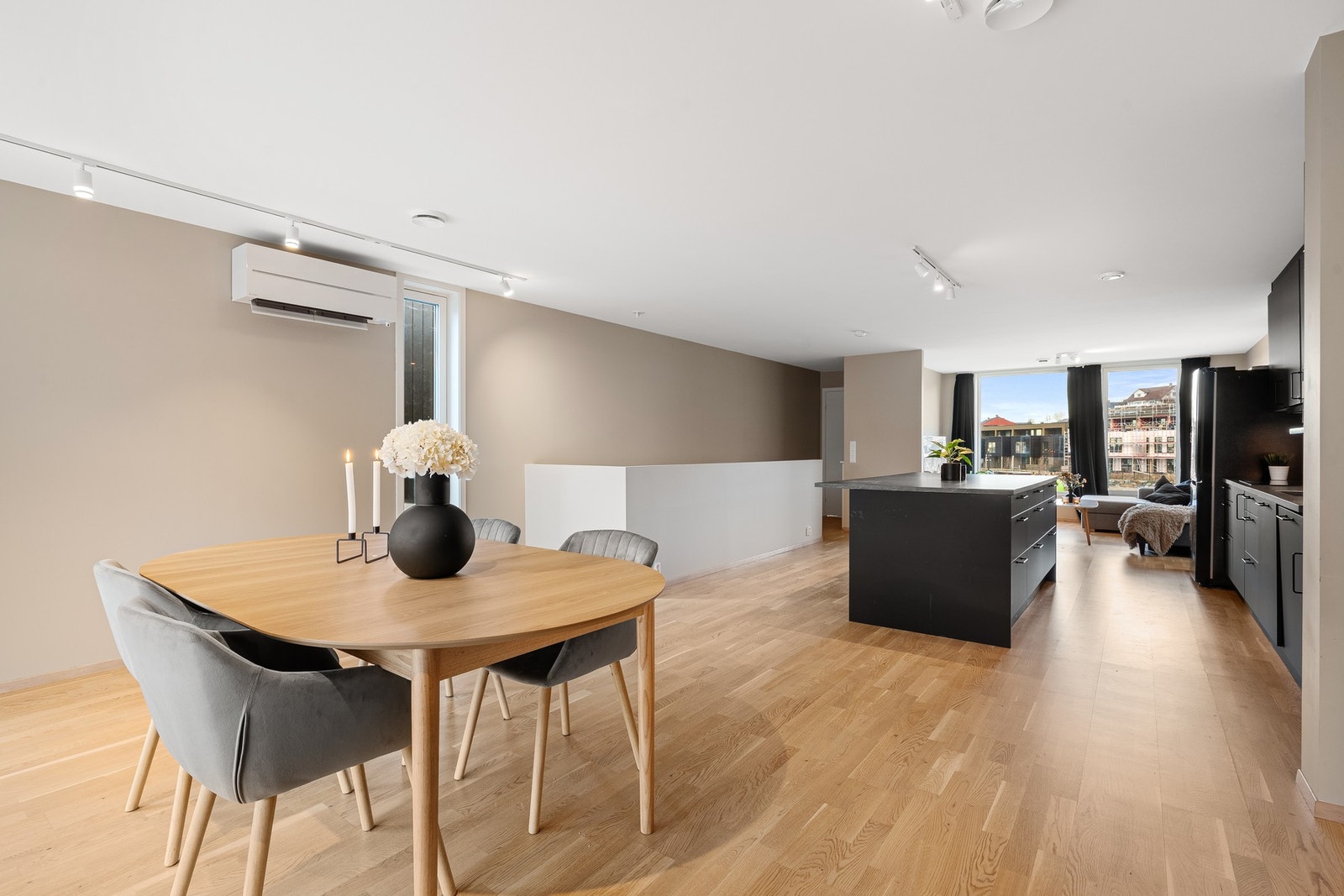 2. etasje er romslig og kan enkelt innredes i ulike soner. Effektiv varmepumpe installert i stuen. Galleribilde