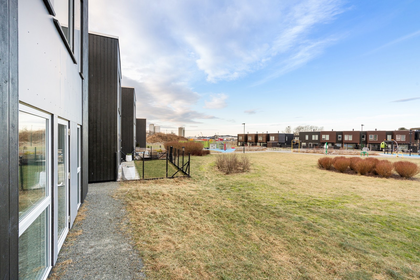 Flere av naboene har bygget plattinger eller inngjerdet sitt område på baksiden av boligen. Galleribilde