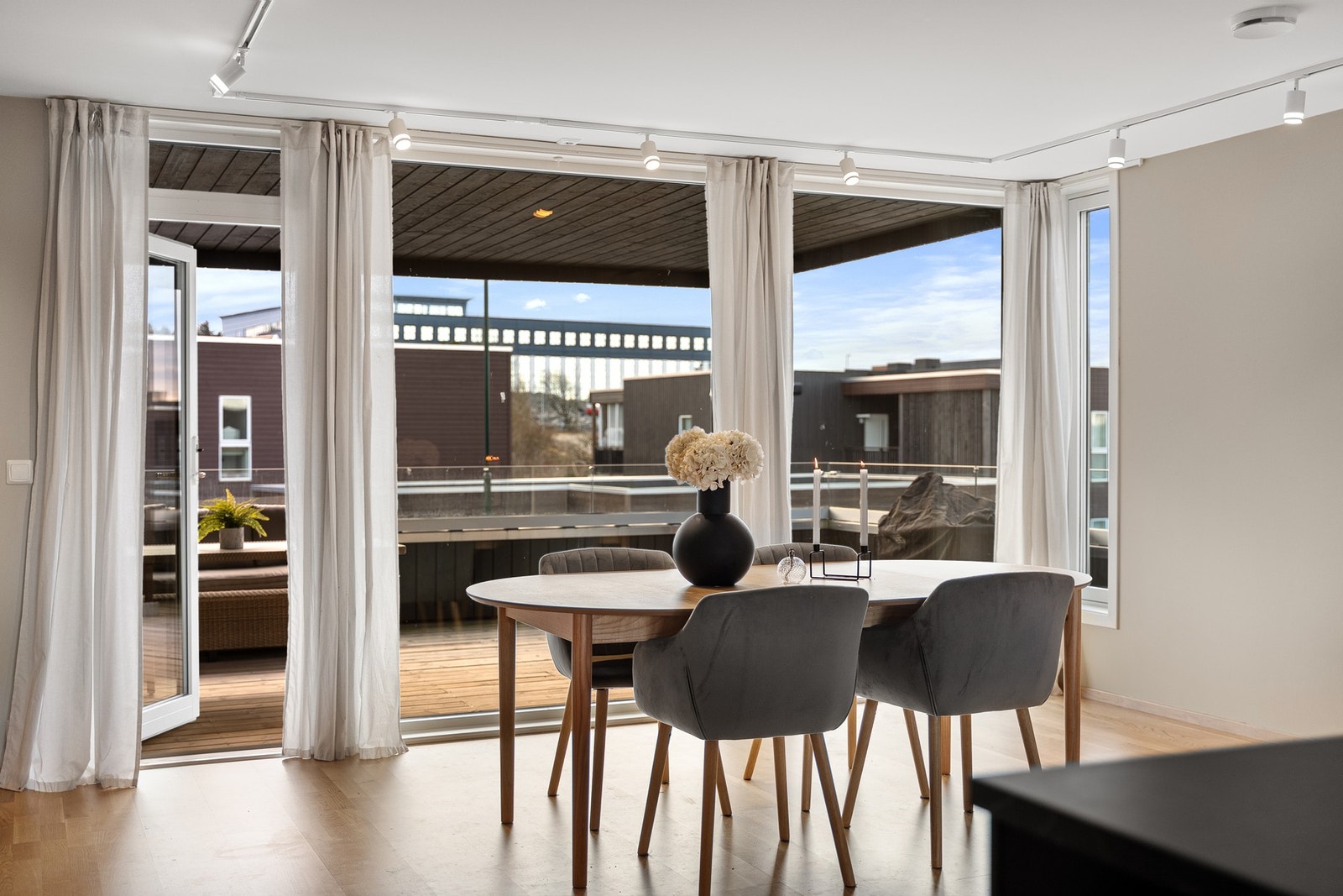 Store vindusflater og rikelig med lysinnslipp. Galleribilde