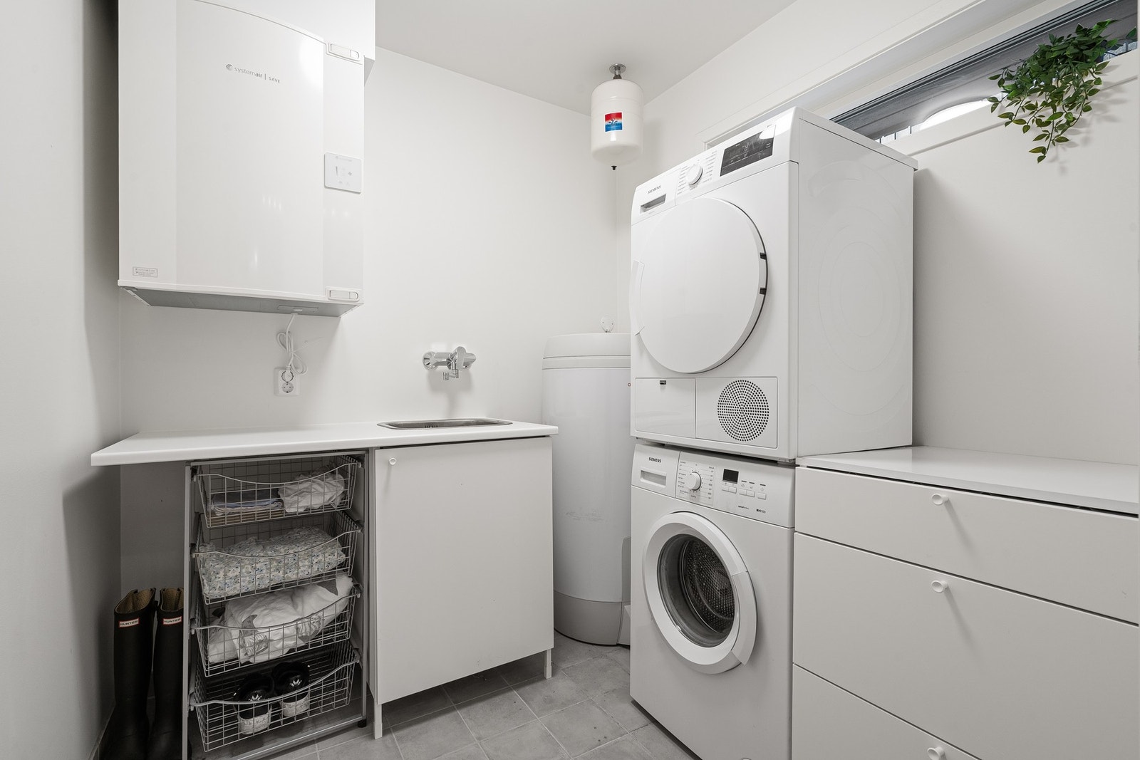 Svært praktisk inngangsparti. Boligen har balansert ventilasjon. Galleribilde