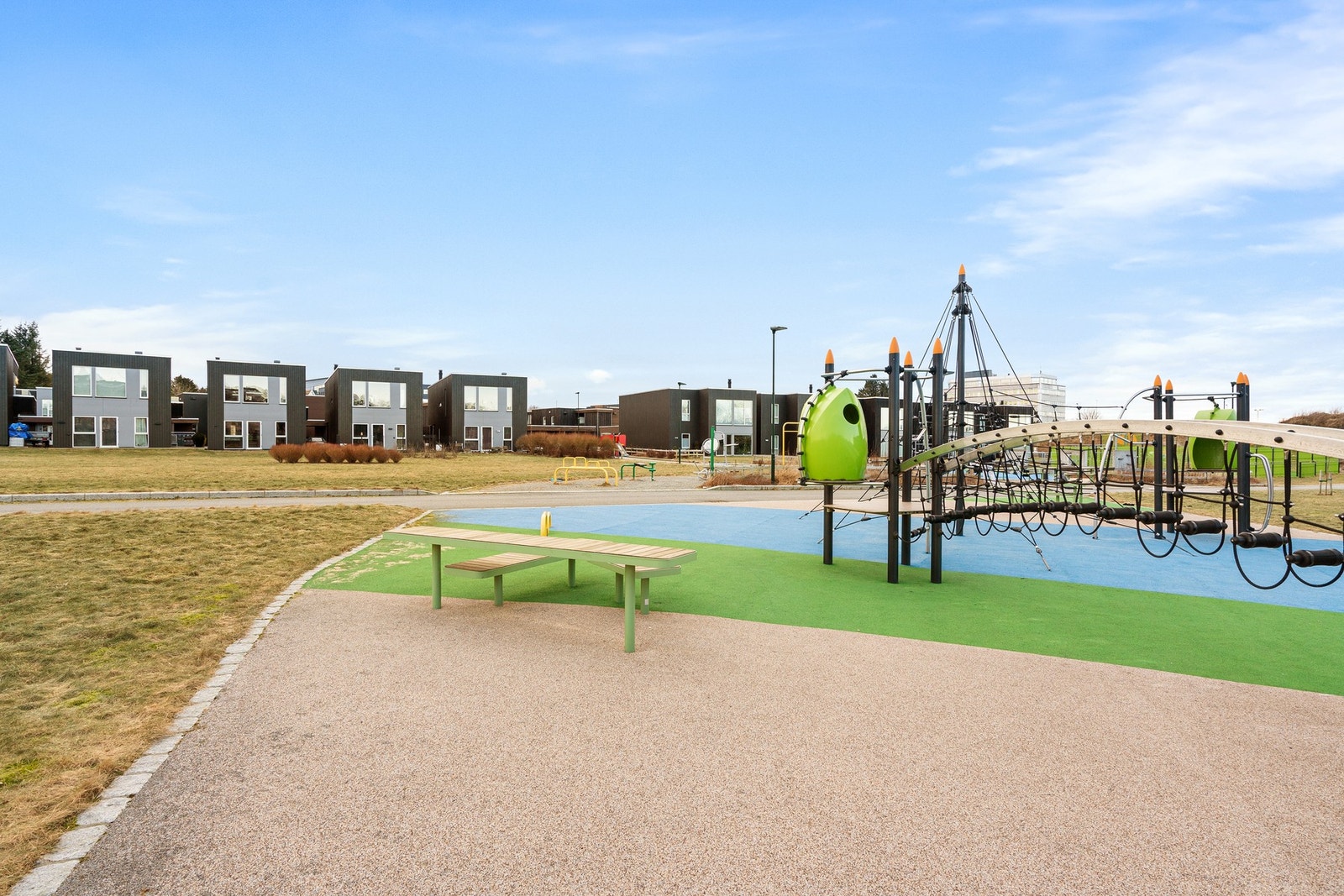 Lekeplasser og grøntareal omkranser boligen. Galleribilde