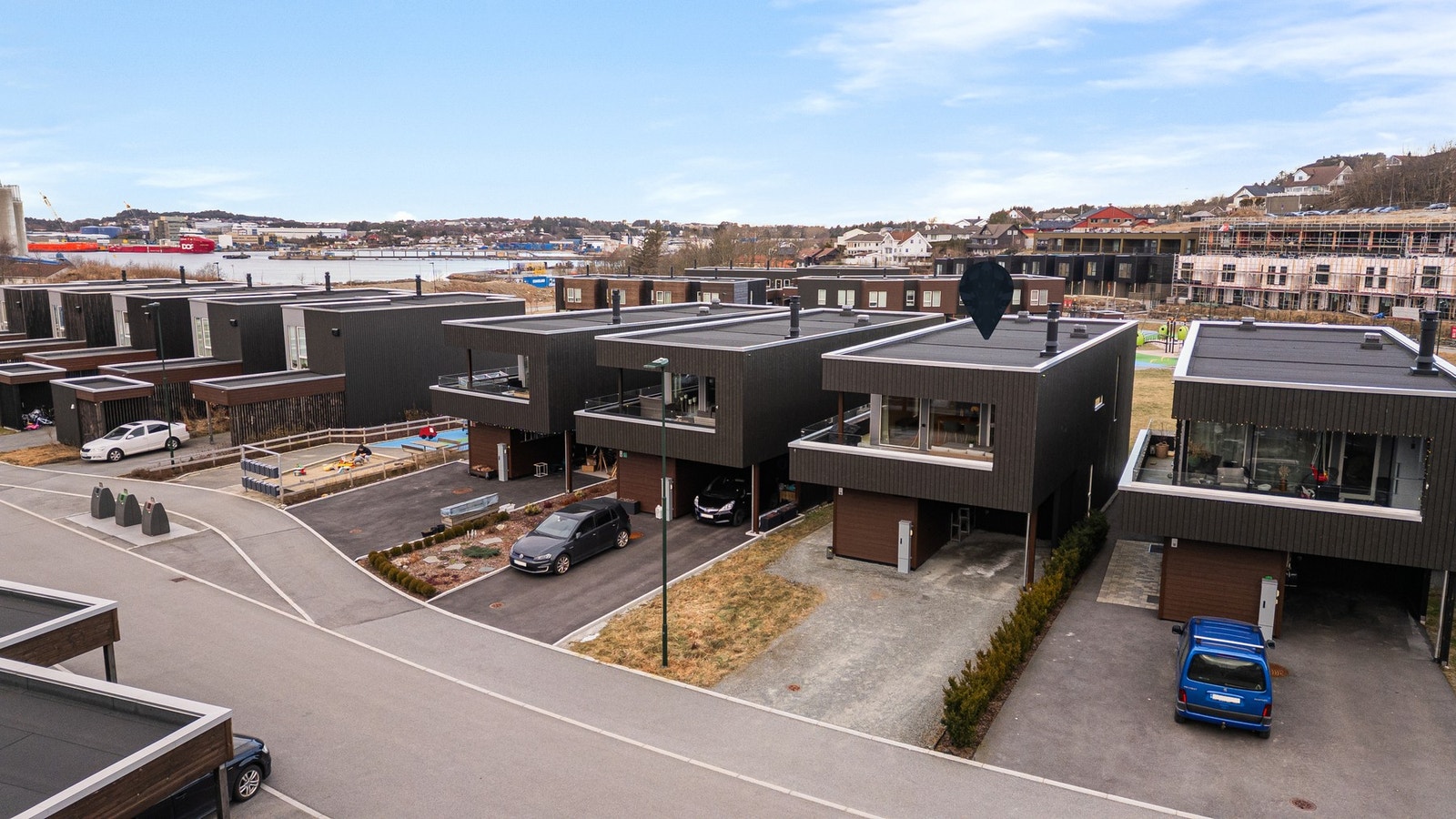 Boligen ble oppført i 2022 av Østerhus og holder en gjennomgående god standard. Galleribilde