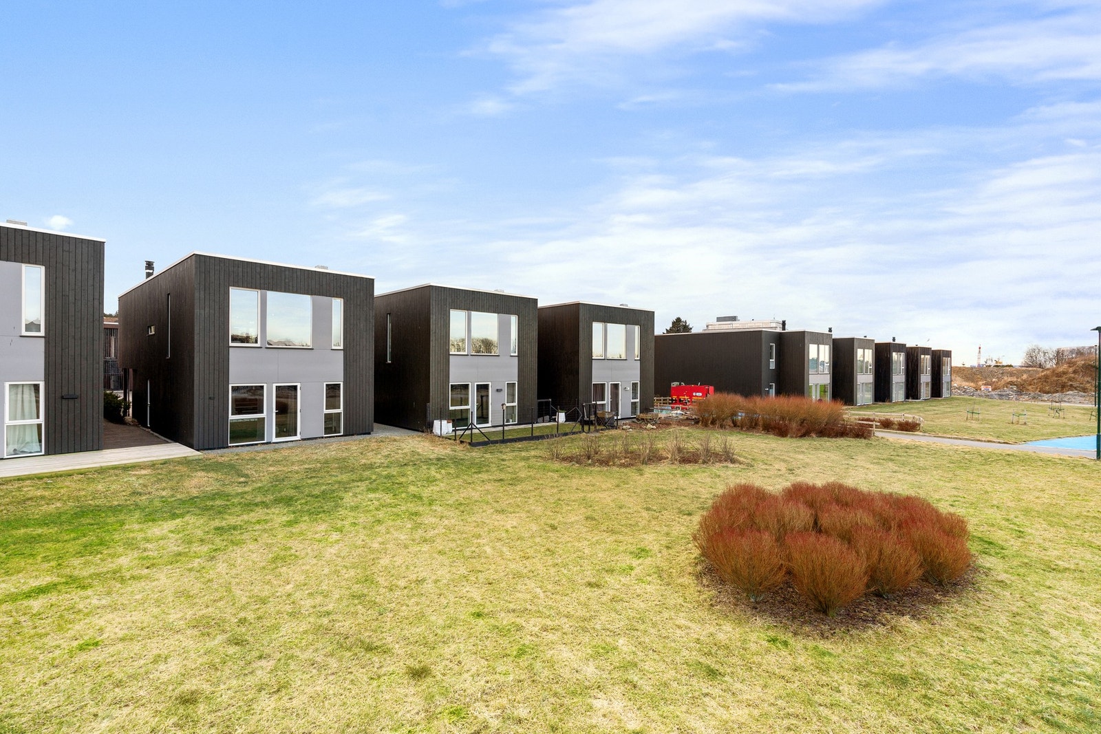 Boligen befinner seg i et stille og familievennlig område på Snøde i Tananger. Her bor du med kort avstand til lekeplasser og med enkel tilgang til skoler, barnehager, kollektivtransport og et variert servicetilbud. Nabolaget gir en praktisk hverdag der d Galleribilde