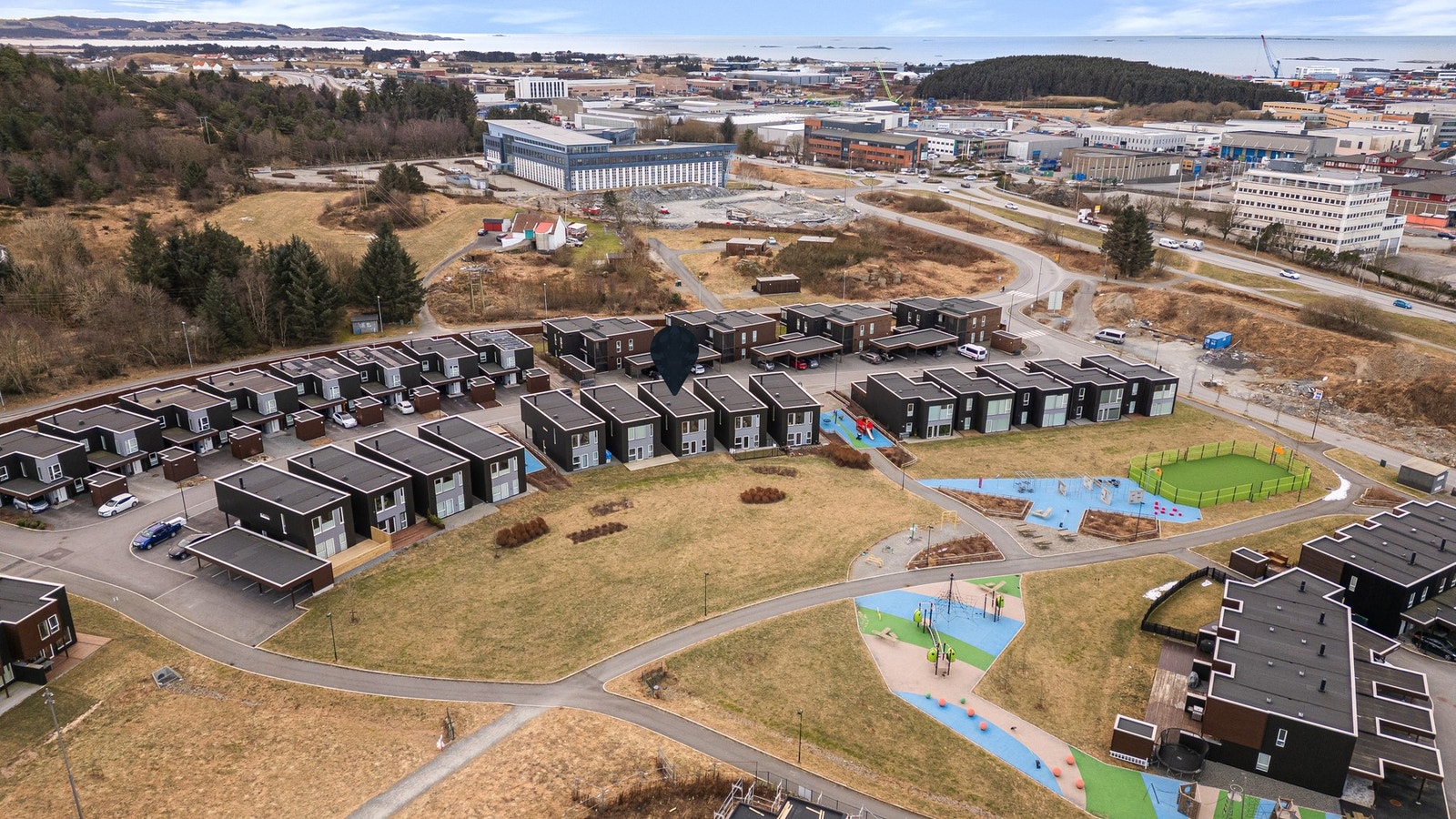 Området har gode kollektivforbindelser med bussavganger mot Sola, Stavanger og Sandnes med jevne mellomrom. Nærmeste busstopp ligger bare få minutters gange unna. Med bil bruker man omtrent 9 minutter til Sola, rundt 18 minutter til Sandnes og cirka 20 mi Galleribilde