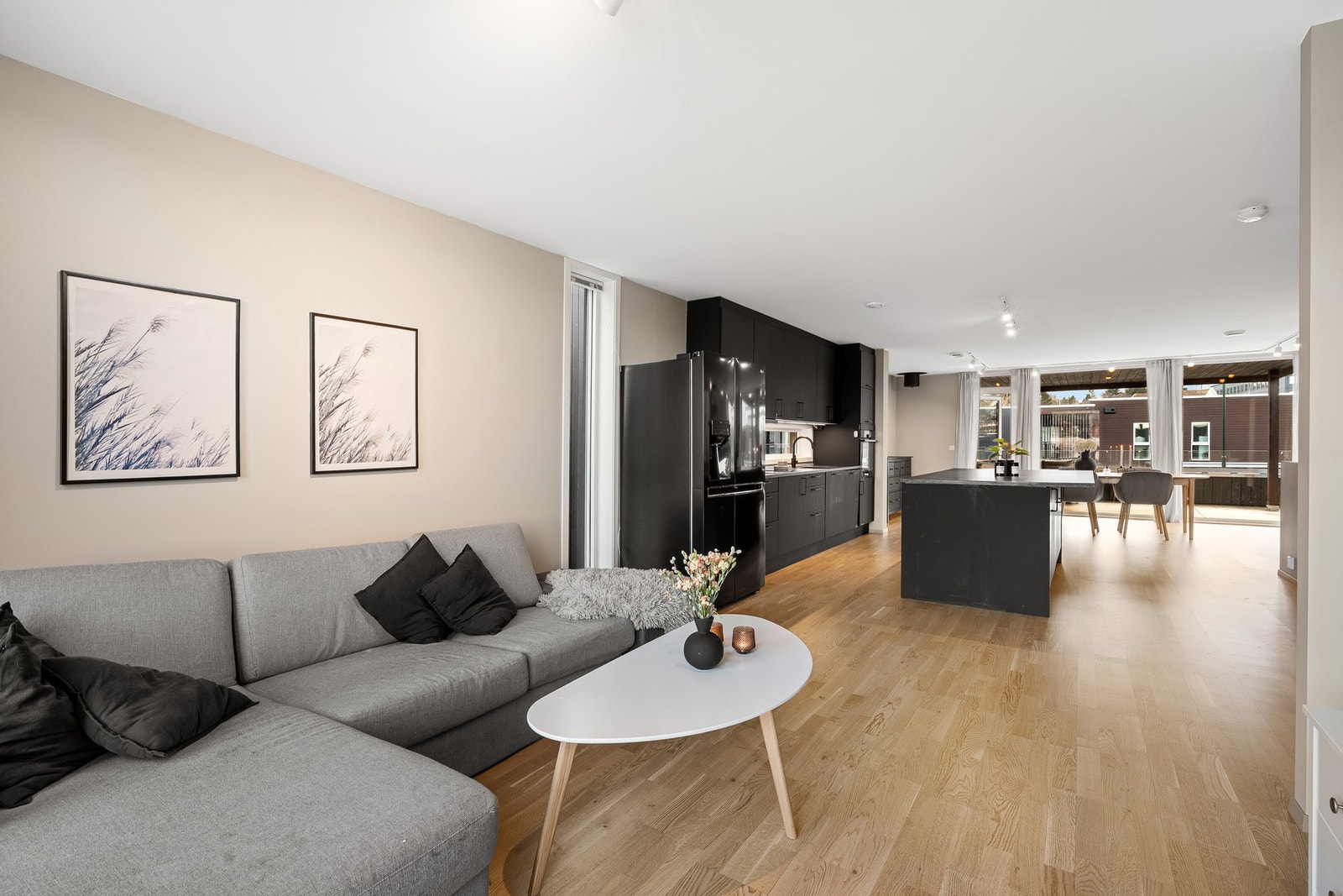 Stue og kjøkken i åpen løsning. Galleribilde