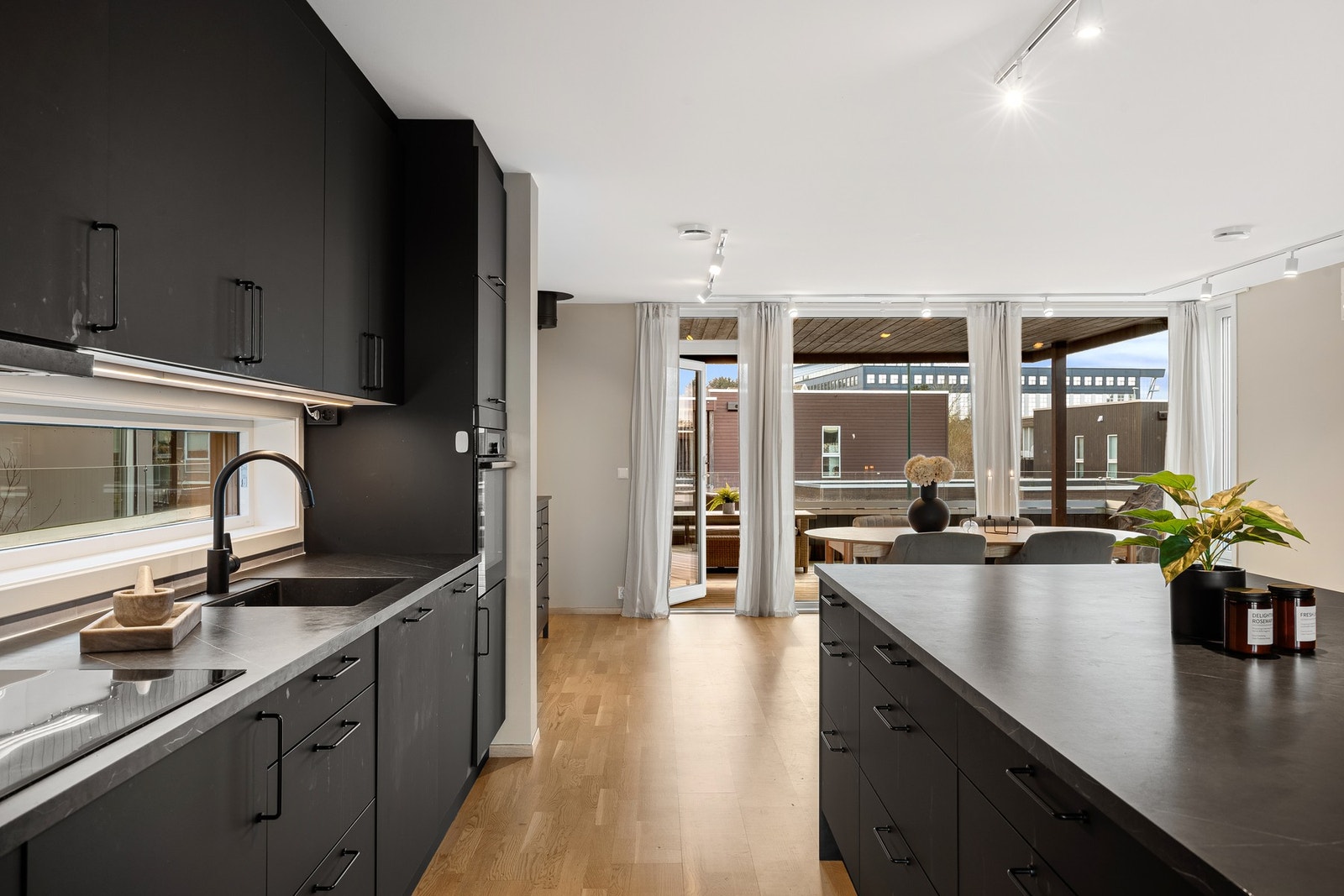 EIE Eiendomsmegling v/ Jr. Partner Håkon Hovland presenterer Kvitevollveien 16! (Foto: Arve Gravdal) Galleribilde