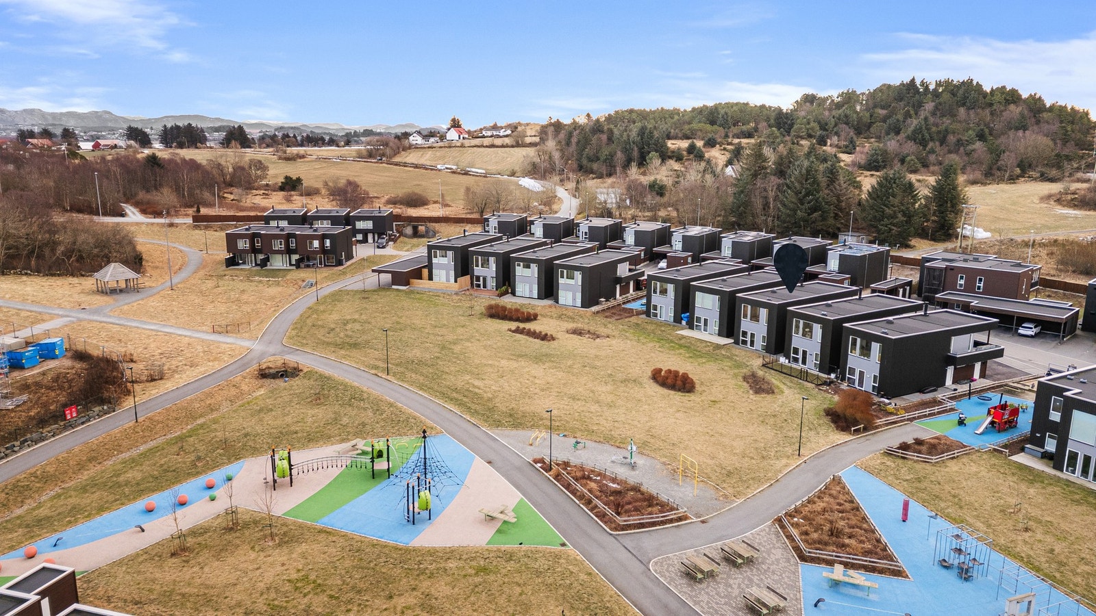 Fra boligen er det gangavstand til både Haga barneskole og Tananger ungdomsskole. Det finnes barnehage i nærområdet, og skoleveien til barneskolen er trygg med gang- og sykkelvei samt underganger. Galleribilde