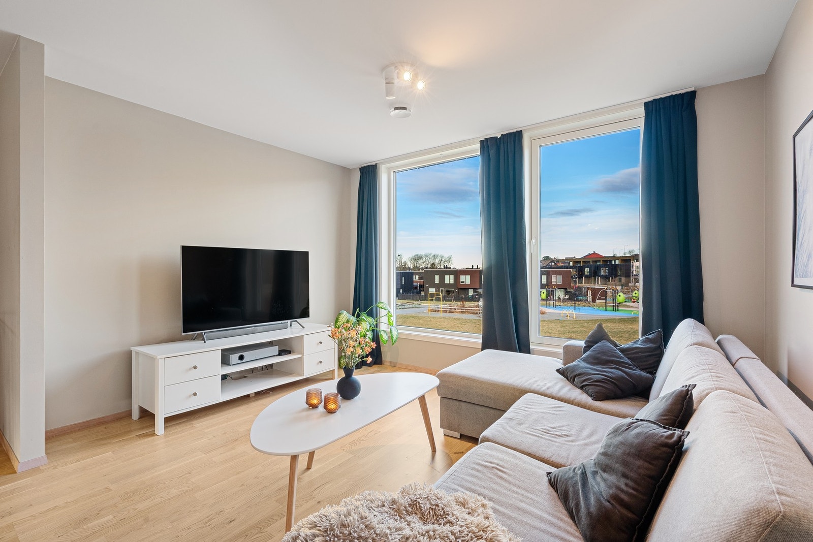 Dette er en strøken og funksjonell enebolig over 2 plan, pent beliggende i et attraktivt og familievennlig område. Galleribilde