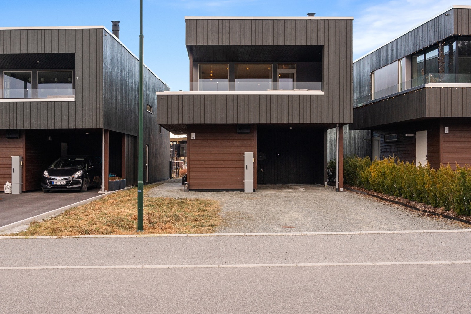 Carport klargjort for elbillader. Utvendig bod på ca. 6 kvm. Galleribilde