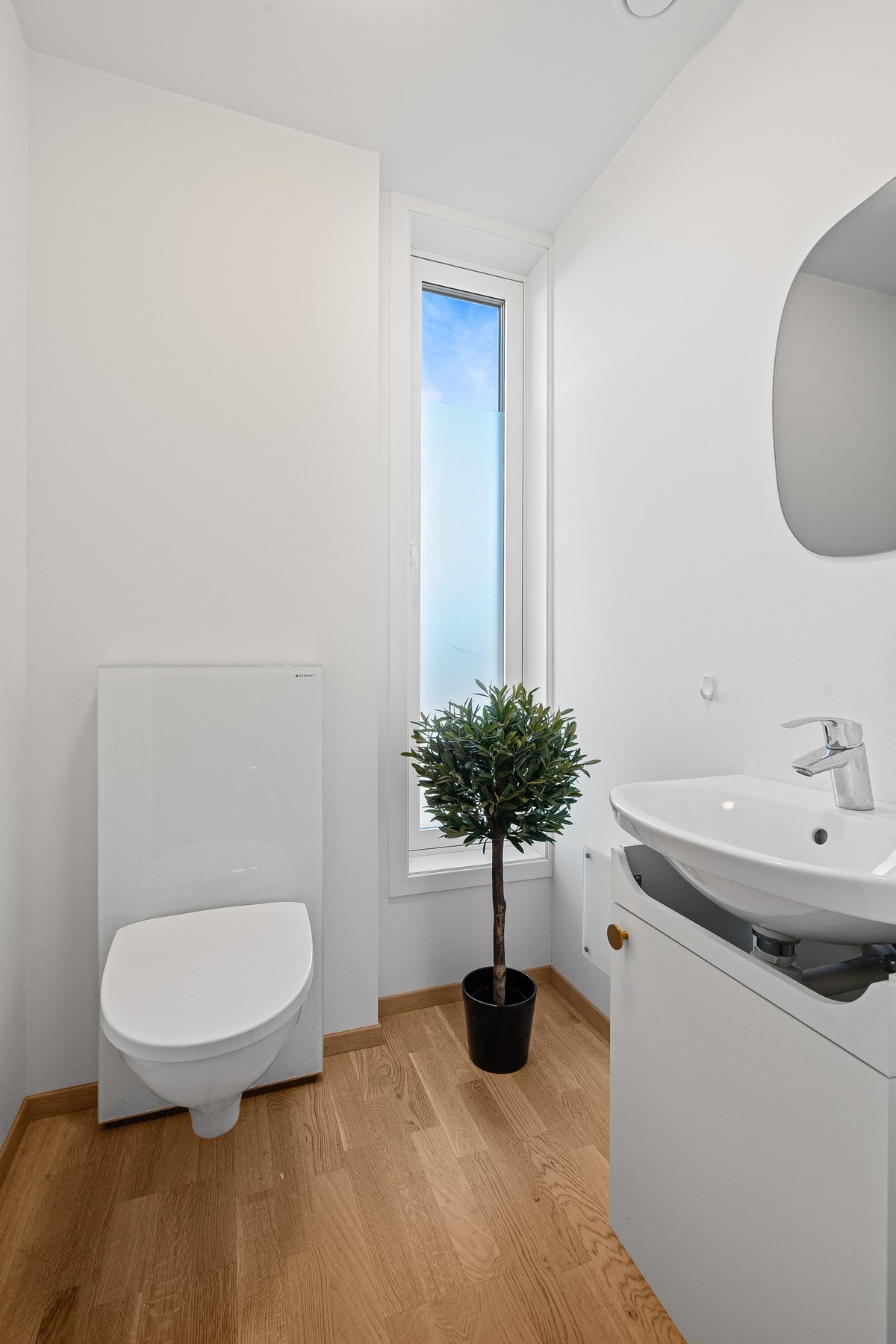 Praktisk gjestetoalett i 2. etasje. Galleribilde