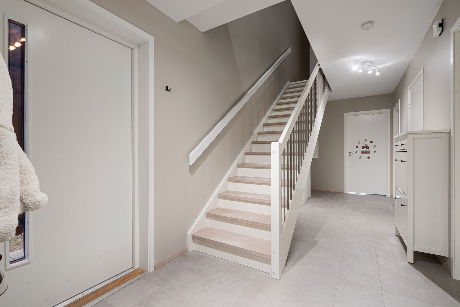 Romslig inngangsparti. Galleribilde