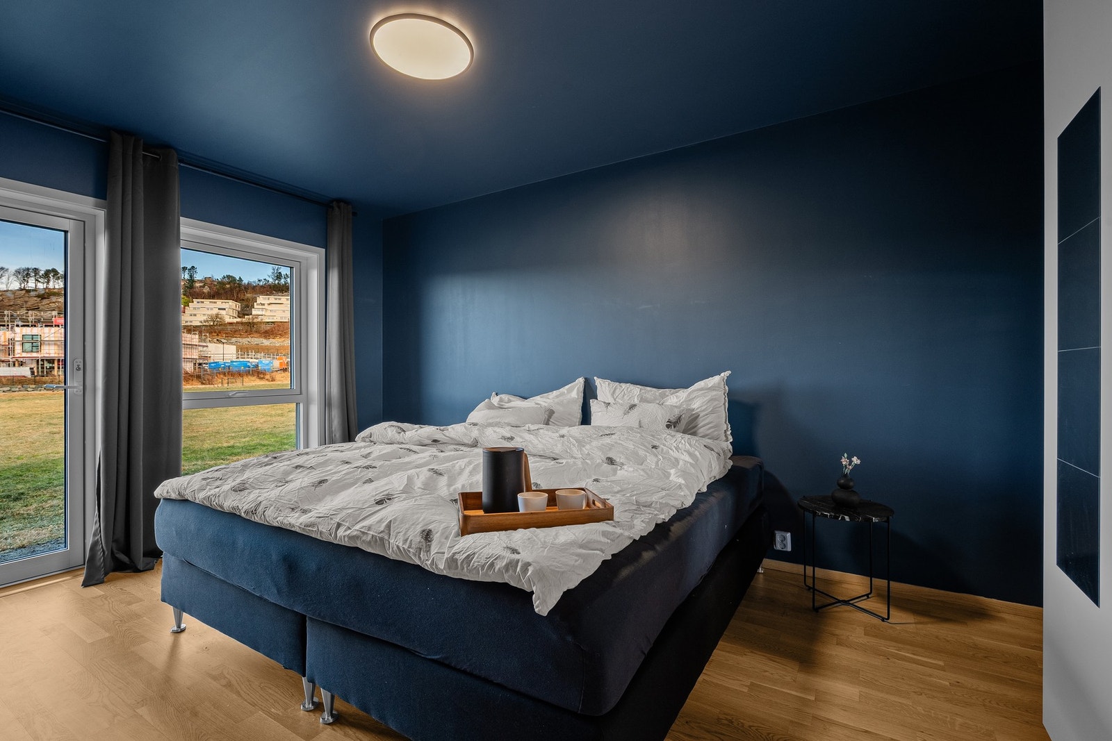 Hovedsoverom av god størrelse. Plass til skyvedørsgarderobe. Tre soverom i samme etasje. Galleribilde