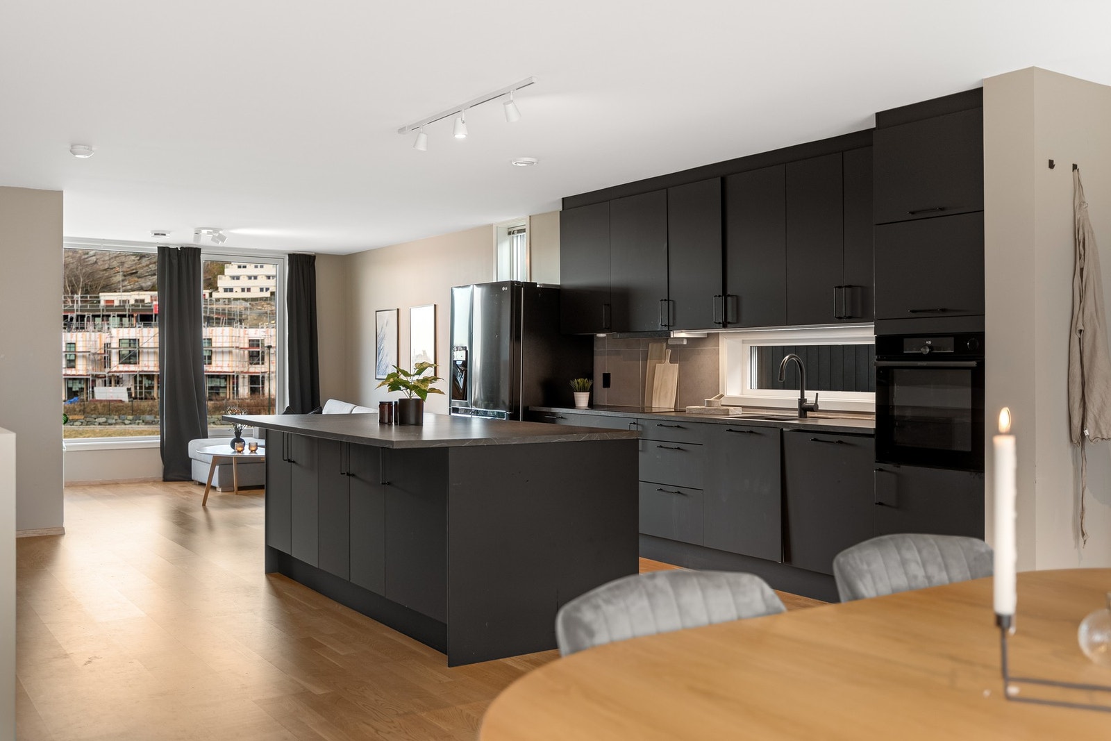 Åpen, luftig og praktisk planløsning som gir en romslig og innbydende atmosfære. Galleribilde