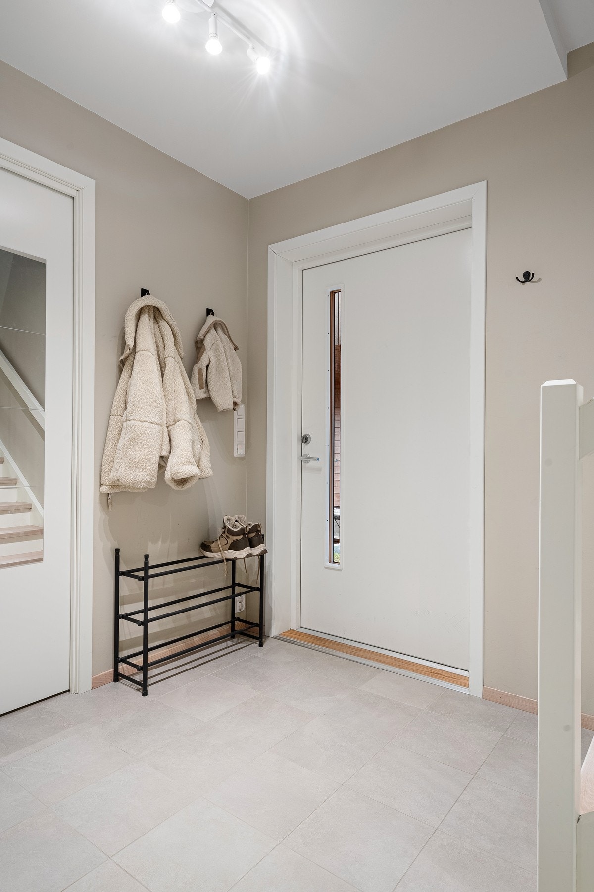 God plass til oppheng i gangen. Varmekabler i gulv. Garderobeskap i entreen. Galleribilde