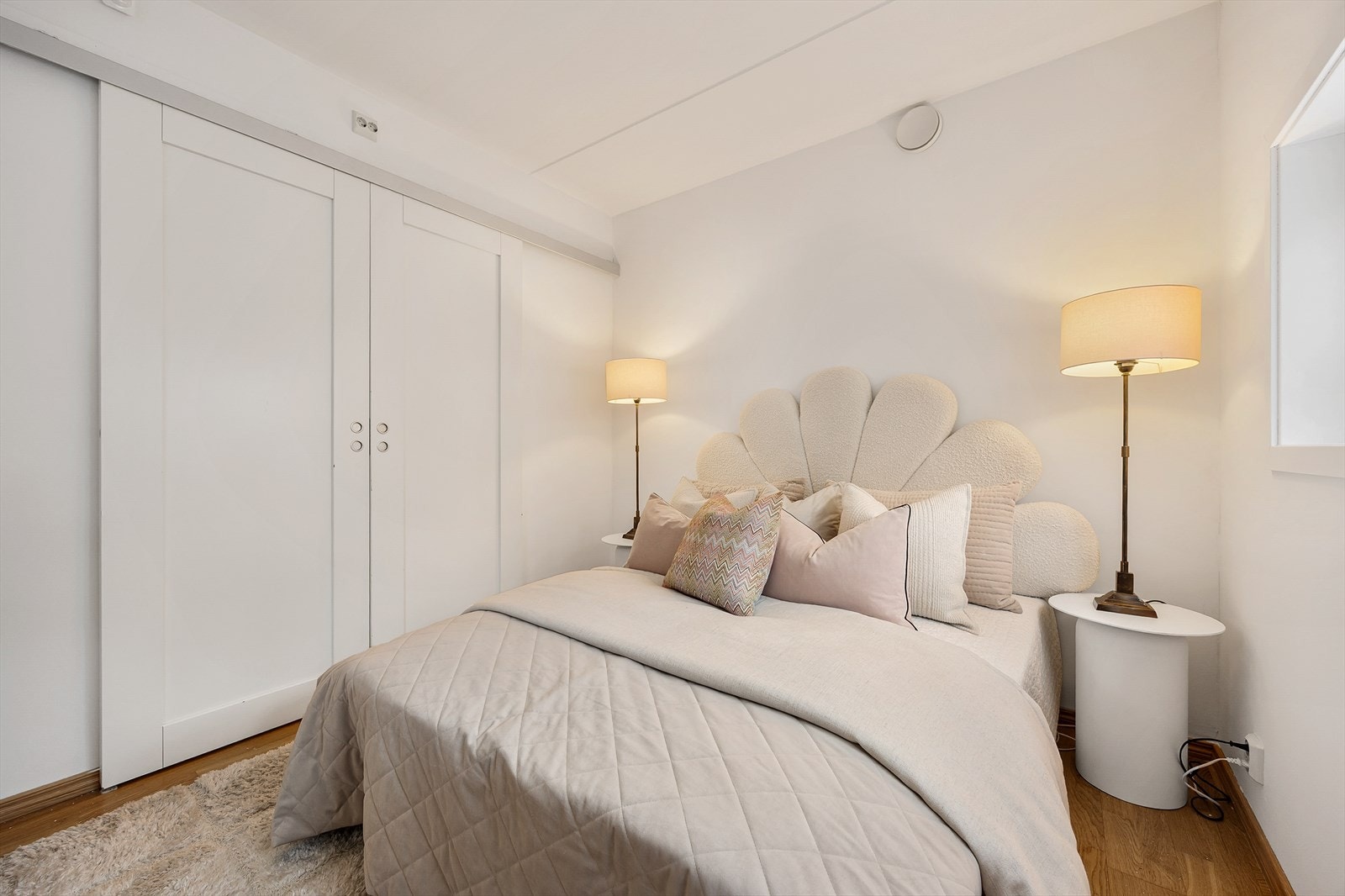 Soverommet har plass til dobbeltseng og er utstyrt med garderobeskap. Galleribilde