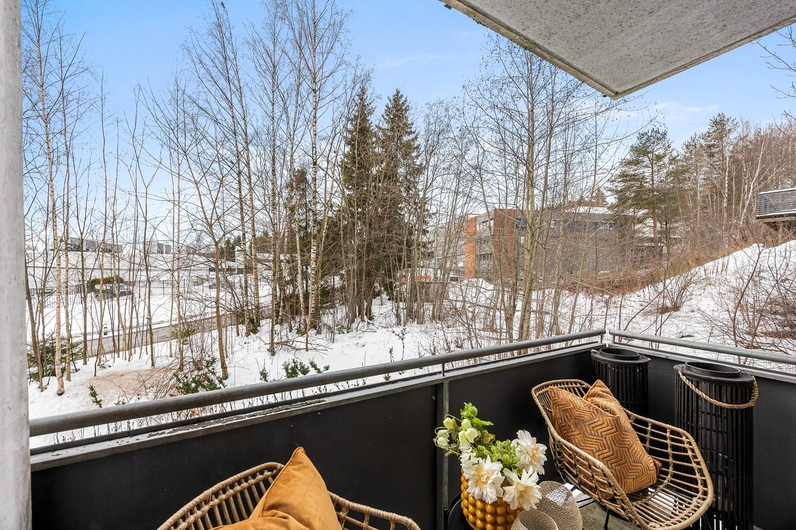 Den overbygde balkongen gir ly for vær og vind. Galleribilde