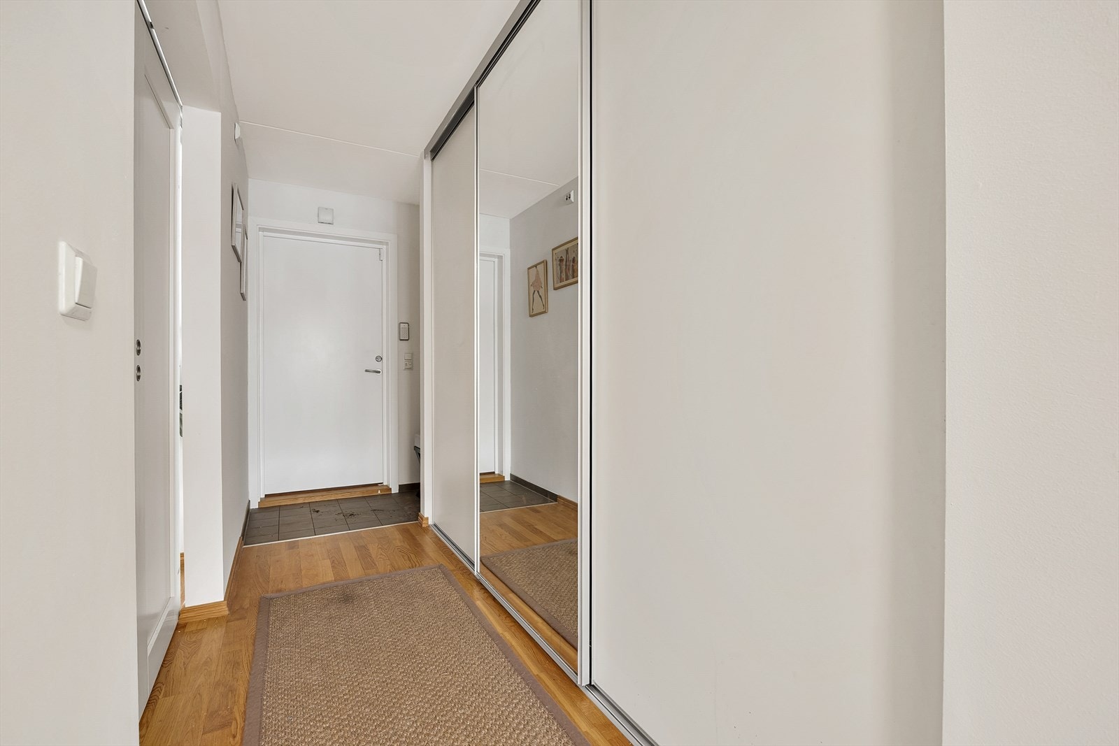 En stor skyvedørsgarderobe med speilfronter gir rikelig med oppbevaringsplass. Galleribilde