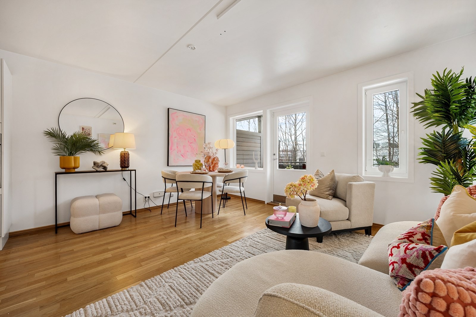 Flere vinduer slipper inn godt med dagslys og bidrar til en luftig atmosfære. Galleribilde