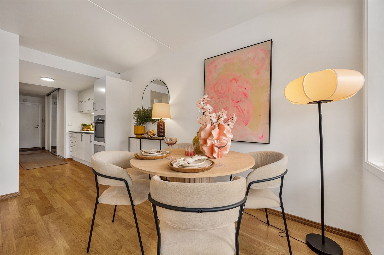 Rommet byr på gode muligheter for en trivelig spisegruppe. Galleribilde