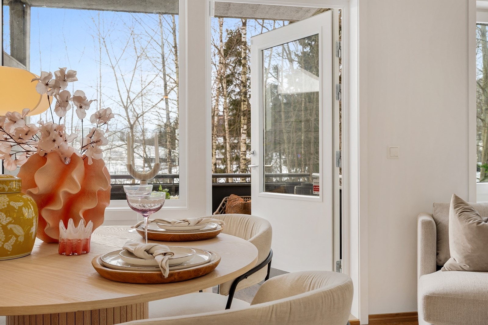 Fra stuen har man utgang til en solrik balkong på 4 m². Galleribilde