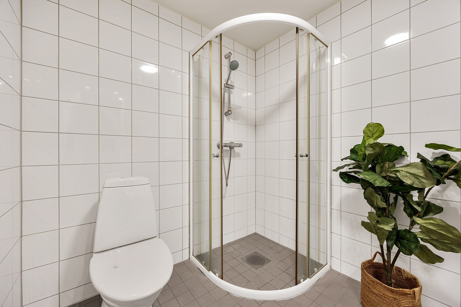 Dusjhjørne med innfellbare glassdører utnytter plassen godt. Galleribilde