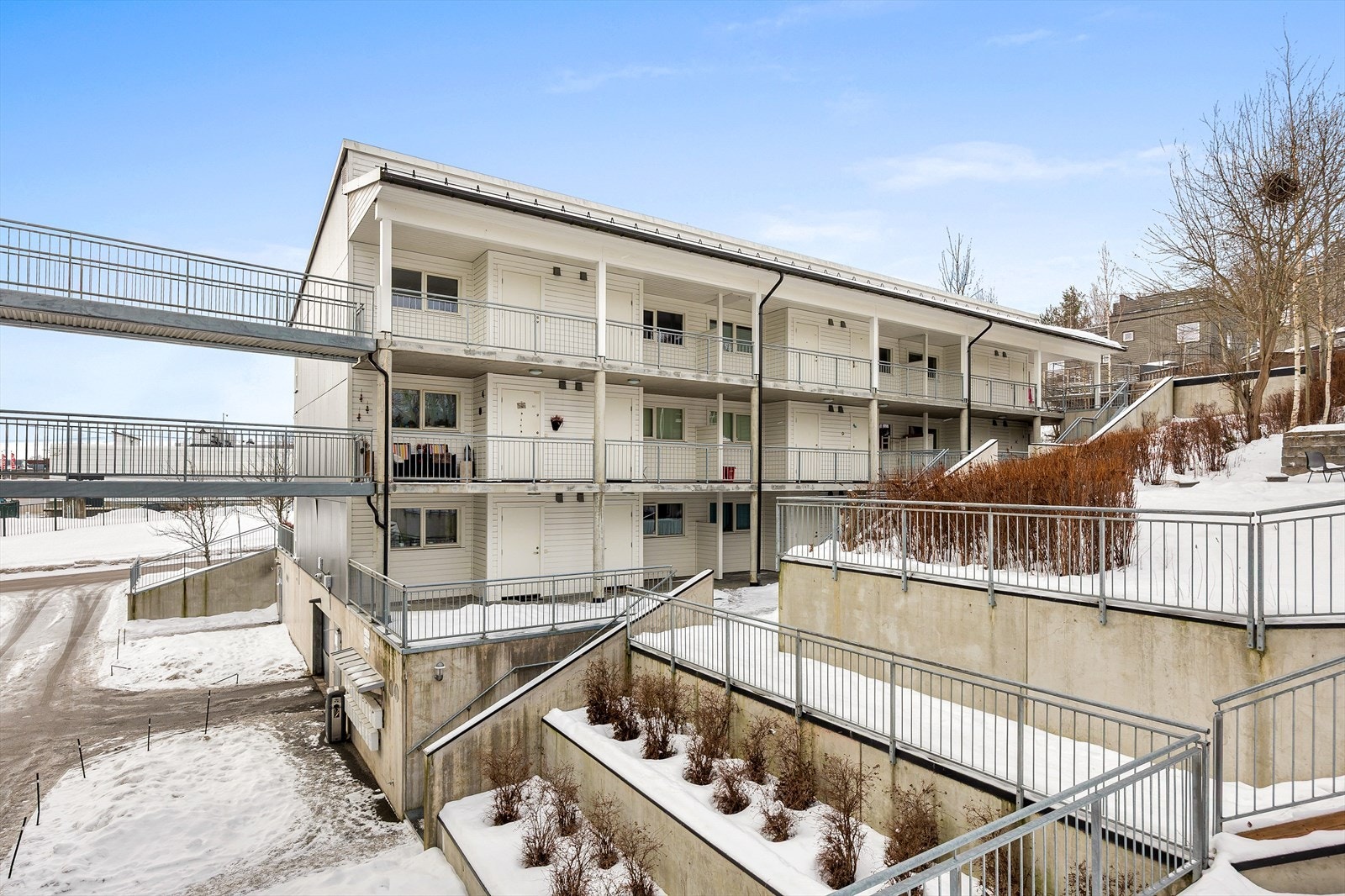 Eiendommen er pent opparbeidet med beplantning og gangveier. Galleribilde