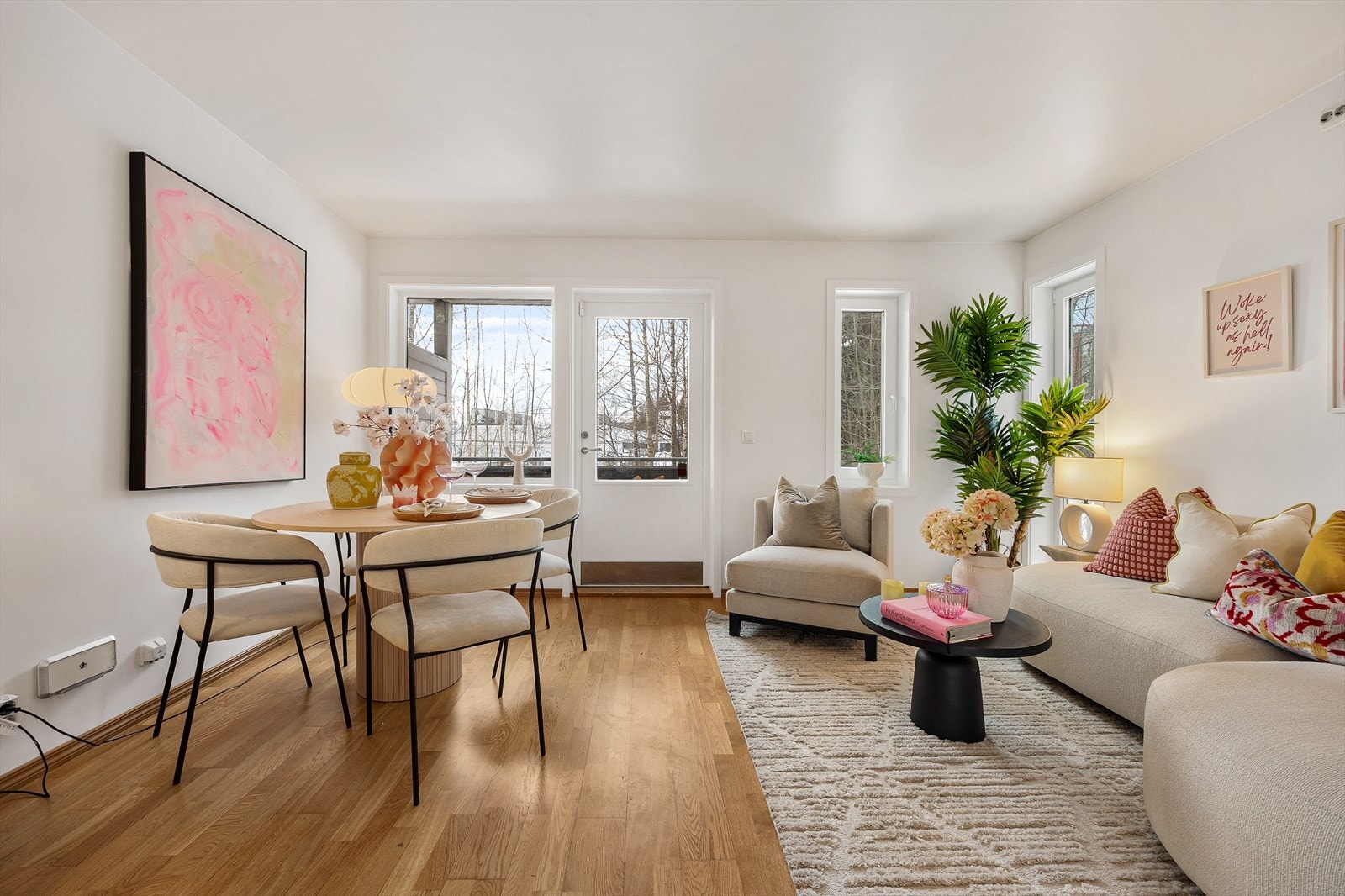 Rommet har et delikat preg med lyse overflater og parkettgulv. Galleribilde