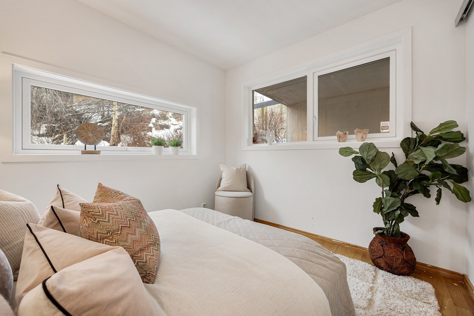 Lyse og nøytrale overflater gjør rommet enkelt å innrede etter egen stil. Galleribilde