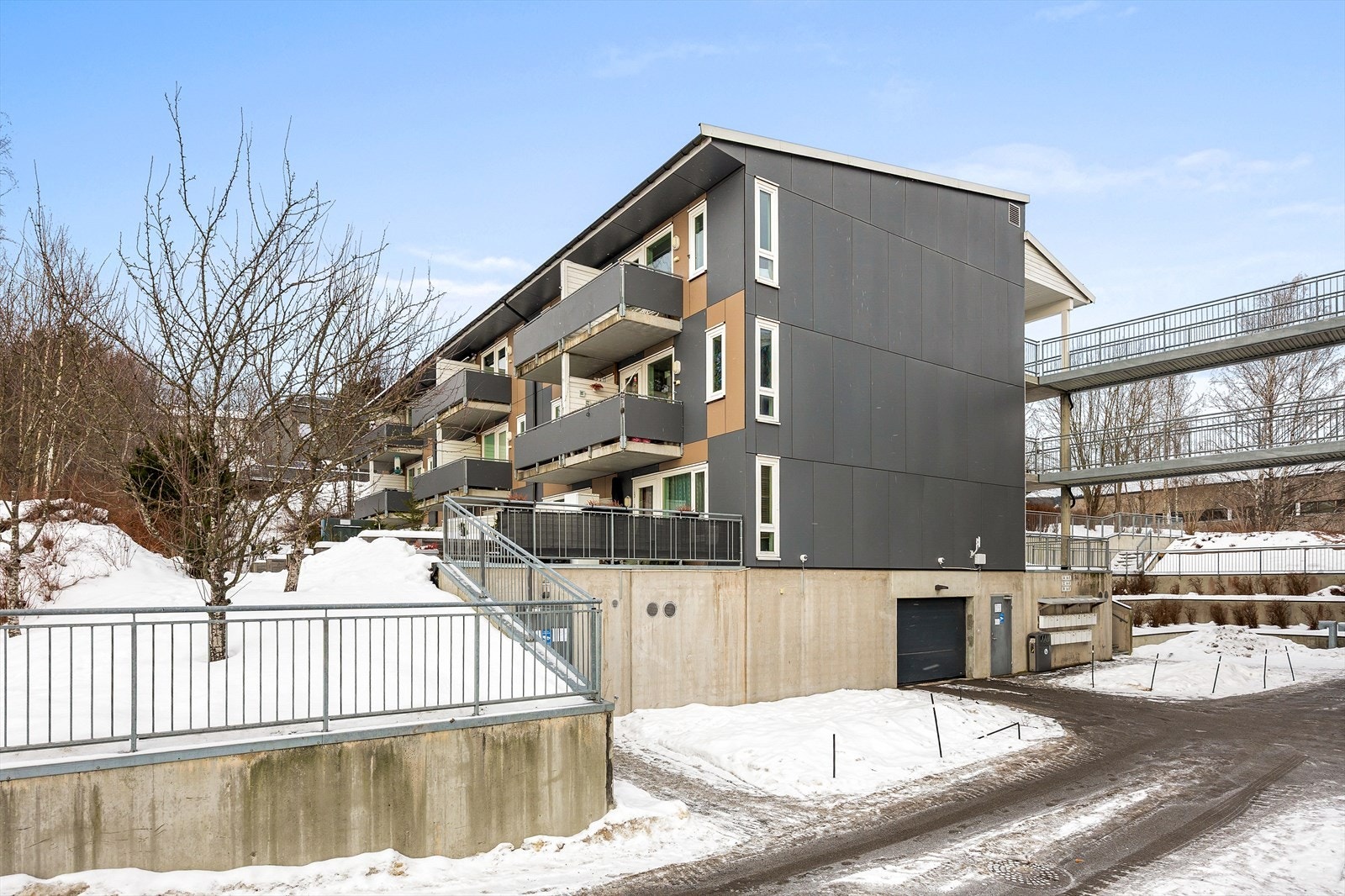 Bygningsmassen er godt vedlikeholdt med en kombinasjon av tre- og platekledning. Galleribilde