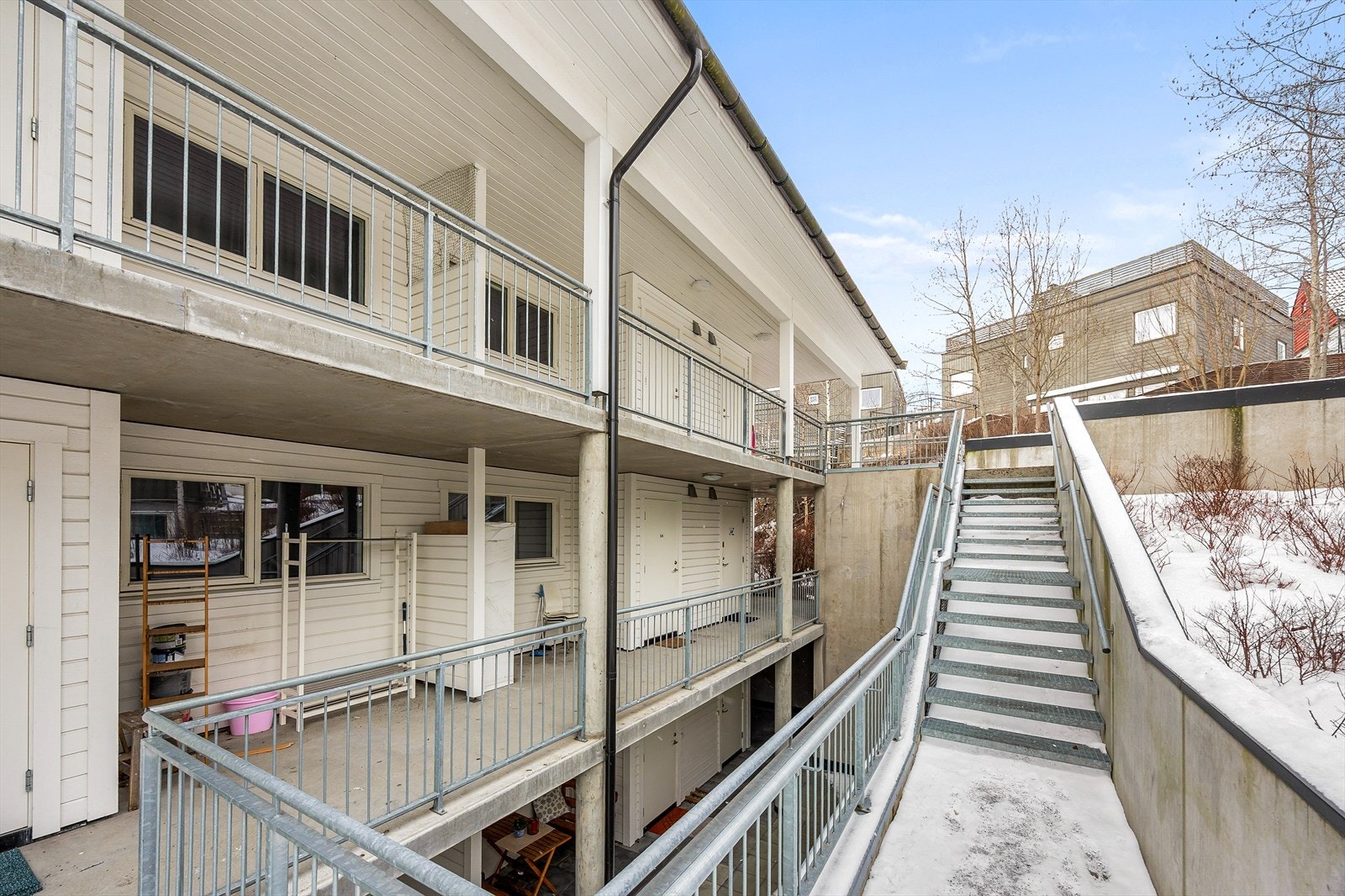 Bygget har en funksjonell arkitektur med praktiske adkomstløsninger. Galleribilde