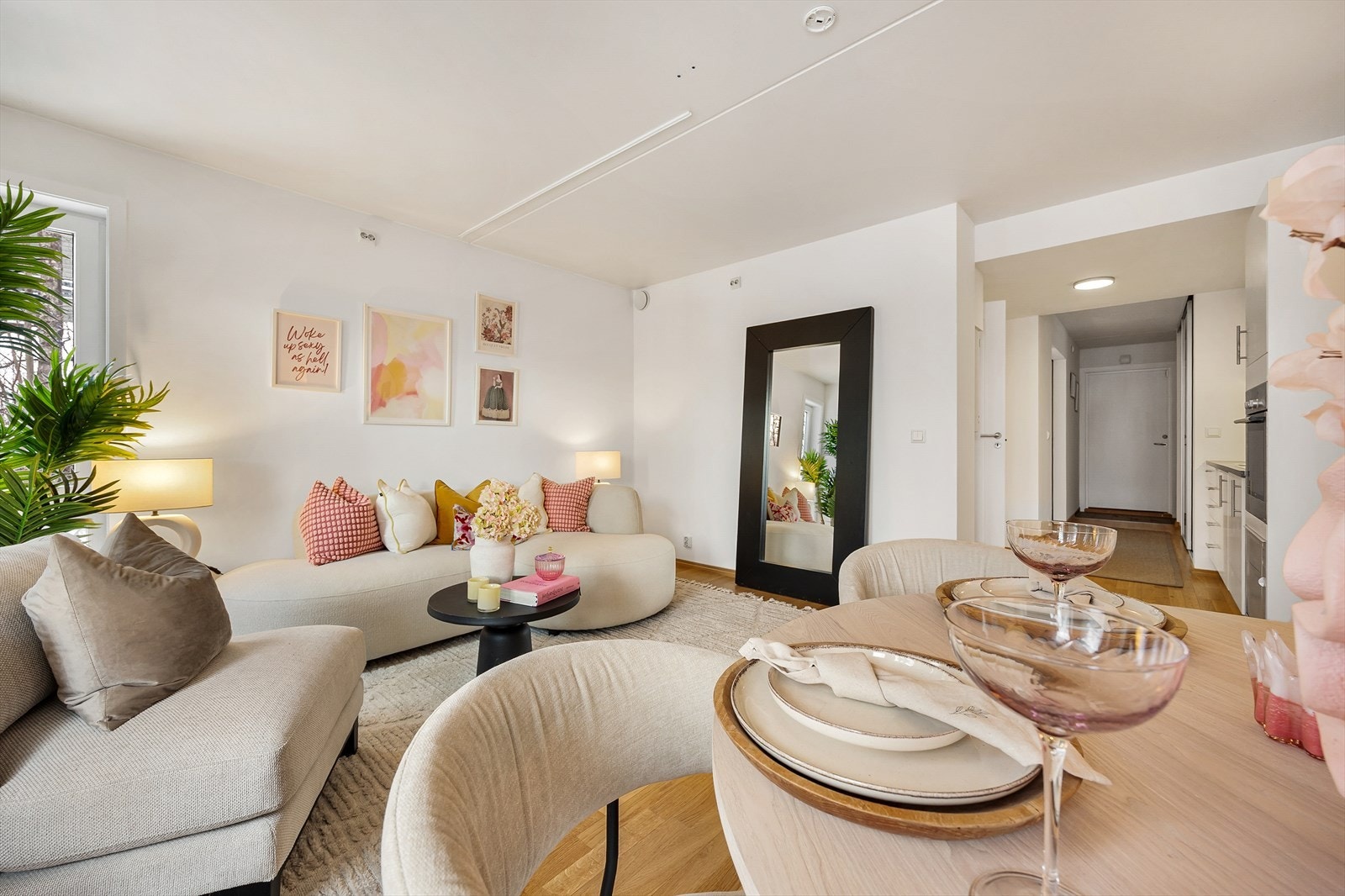 Den åpne planløsningen gir en god romfølelse og fleksibilitet. Galleribilde