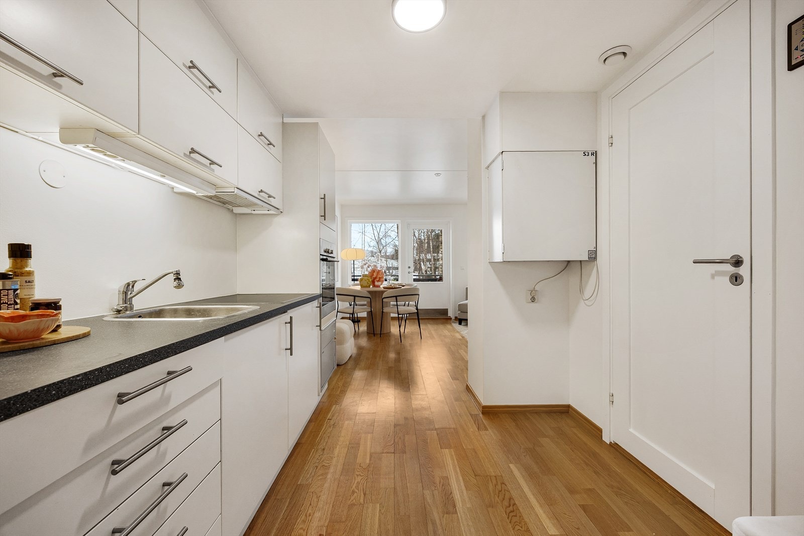 God benke- og skapplass gir funksjonelle arbeidsforhold på kjøkkenet. Galleribilde