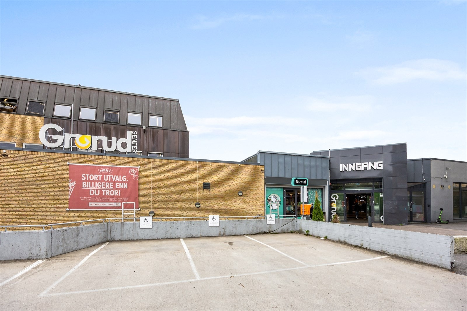 Kort vei til Grorud Senter. Utenfor senteret er det både T-banestasjon og egen bussterminal med hele 9 busslinjer og hyppige avganger i alle retninger Galleribilde