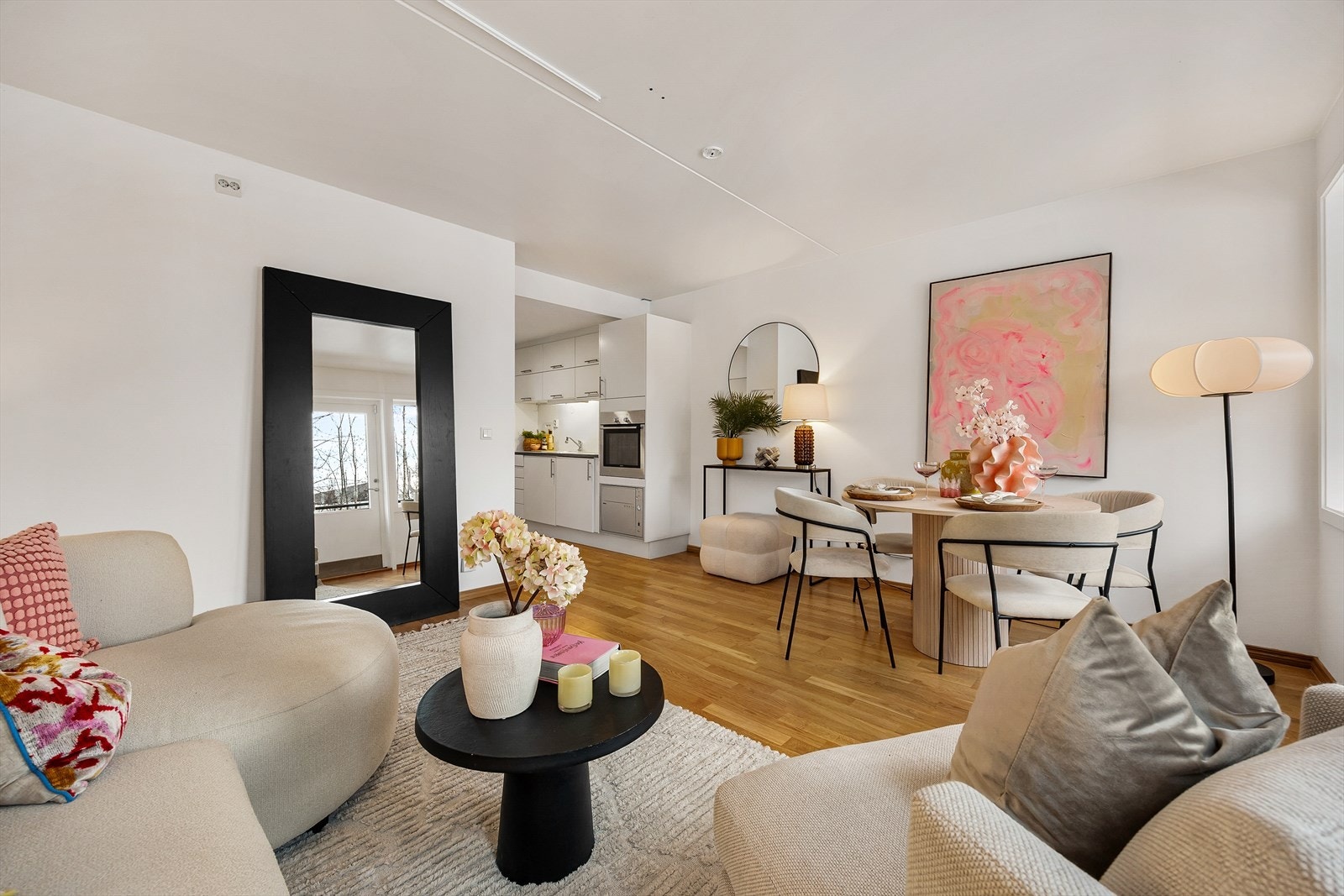 Stuen er romslig og har gode innredningsmuligheter med tilhørende møblement. Galleribilde