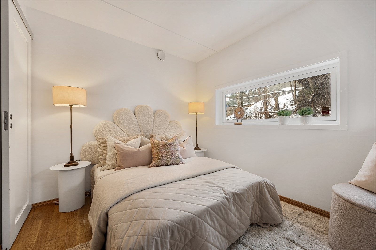 Rommet har en rolig og tilbaketrukket plassering i leiligheten. Galleribilde