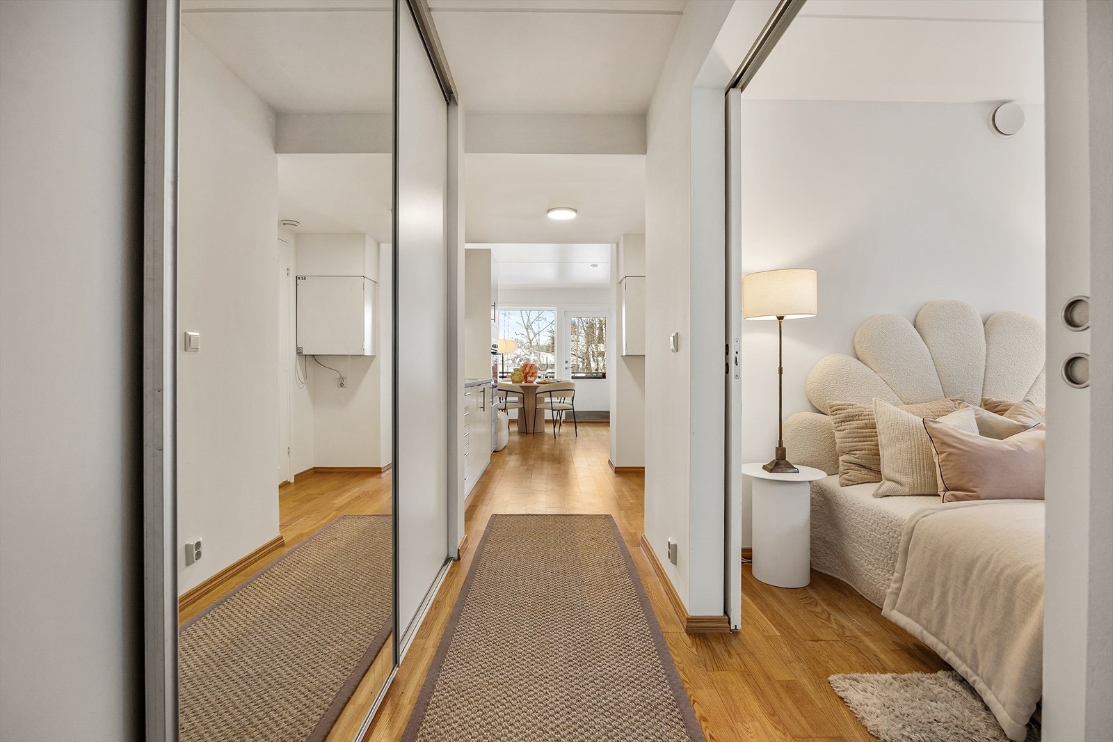 Fra gangen er det adkomst til soverommet, adskilt fra den sosiale sonen. Galleribilde