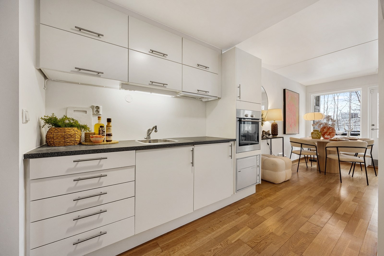 Leiligheten har en åpen løsning mellom stue og kjøkken, som skaper en sosial sone. Galleribilde