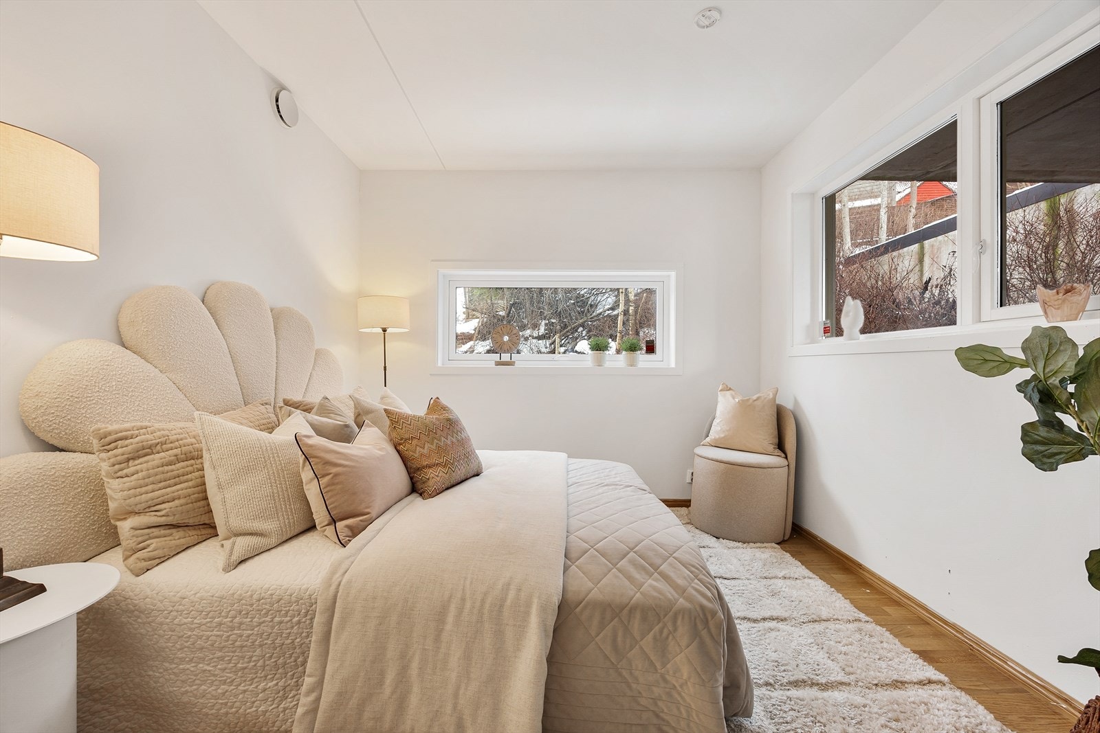 Vinduene gir naturlig lys uten å gi for mye innsyn. Galleribilde