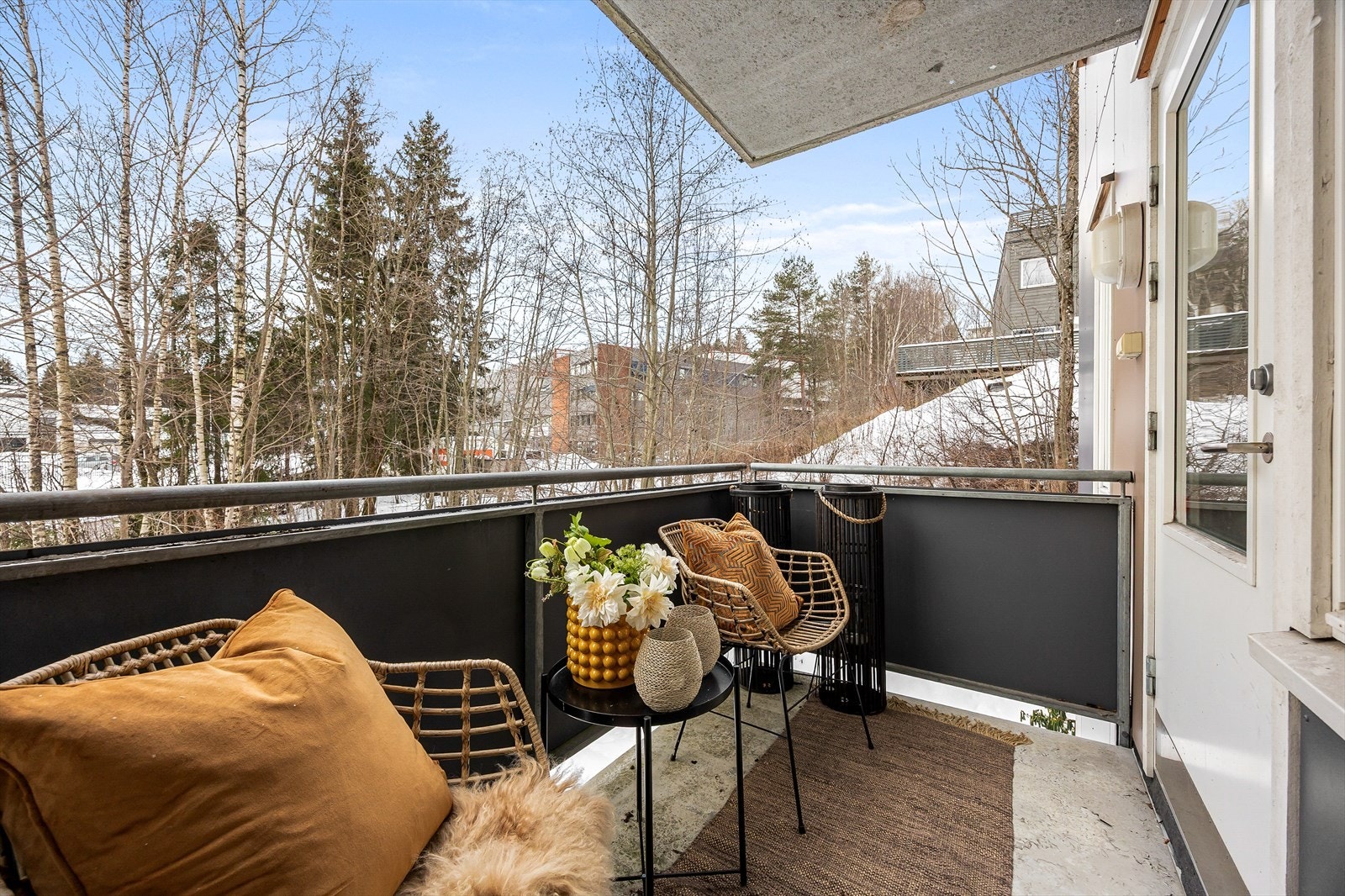 Balkongen fungerer som en fin forlengelse av stuen på varme dager. Galleribilde