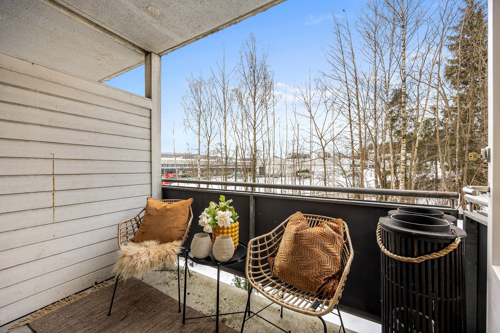 Fra stuen er det direkte utgang til en privat balkong med plass til utemøbler. Galleribilde