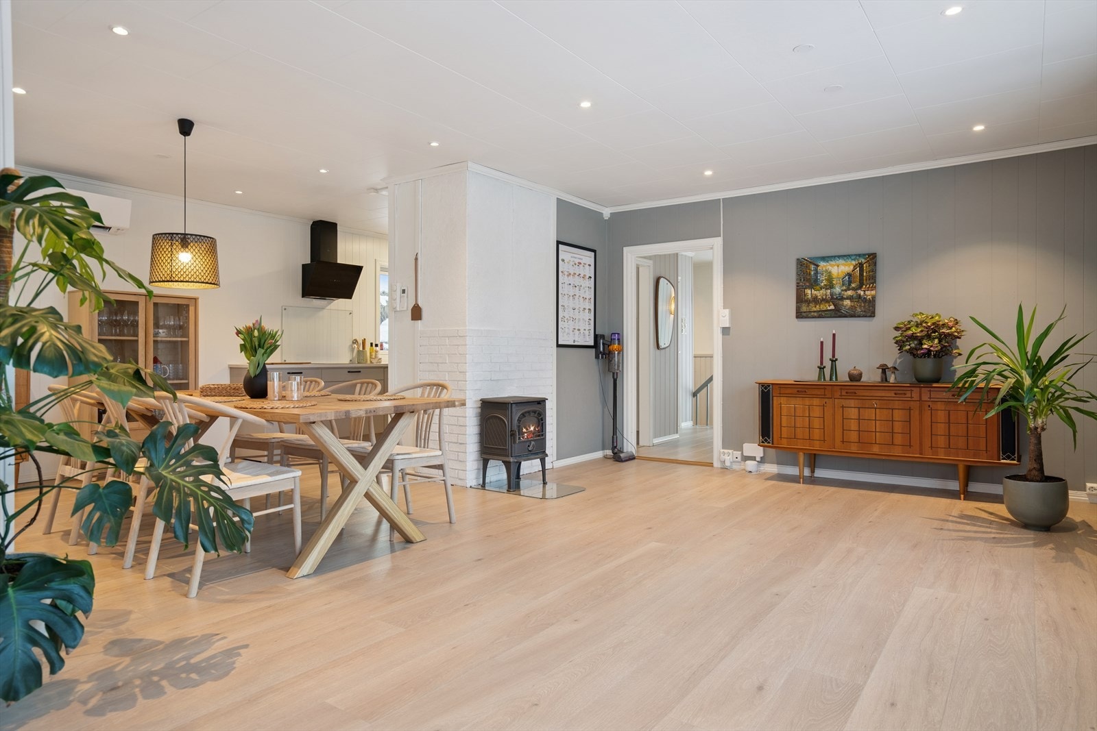 Ved den naturlig spisegruppen er det vedfyring - som gir lun og god varme. Galleribilde