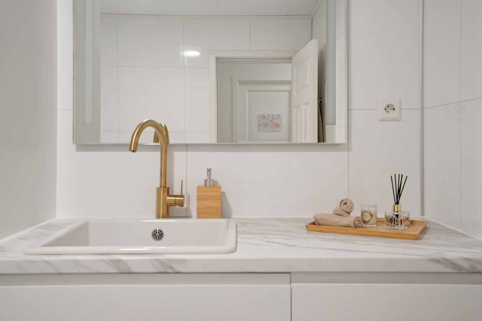 Lekkert- delikat bad med badekar og smart vaskeromsløsning. Galleribilde