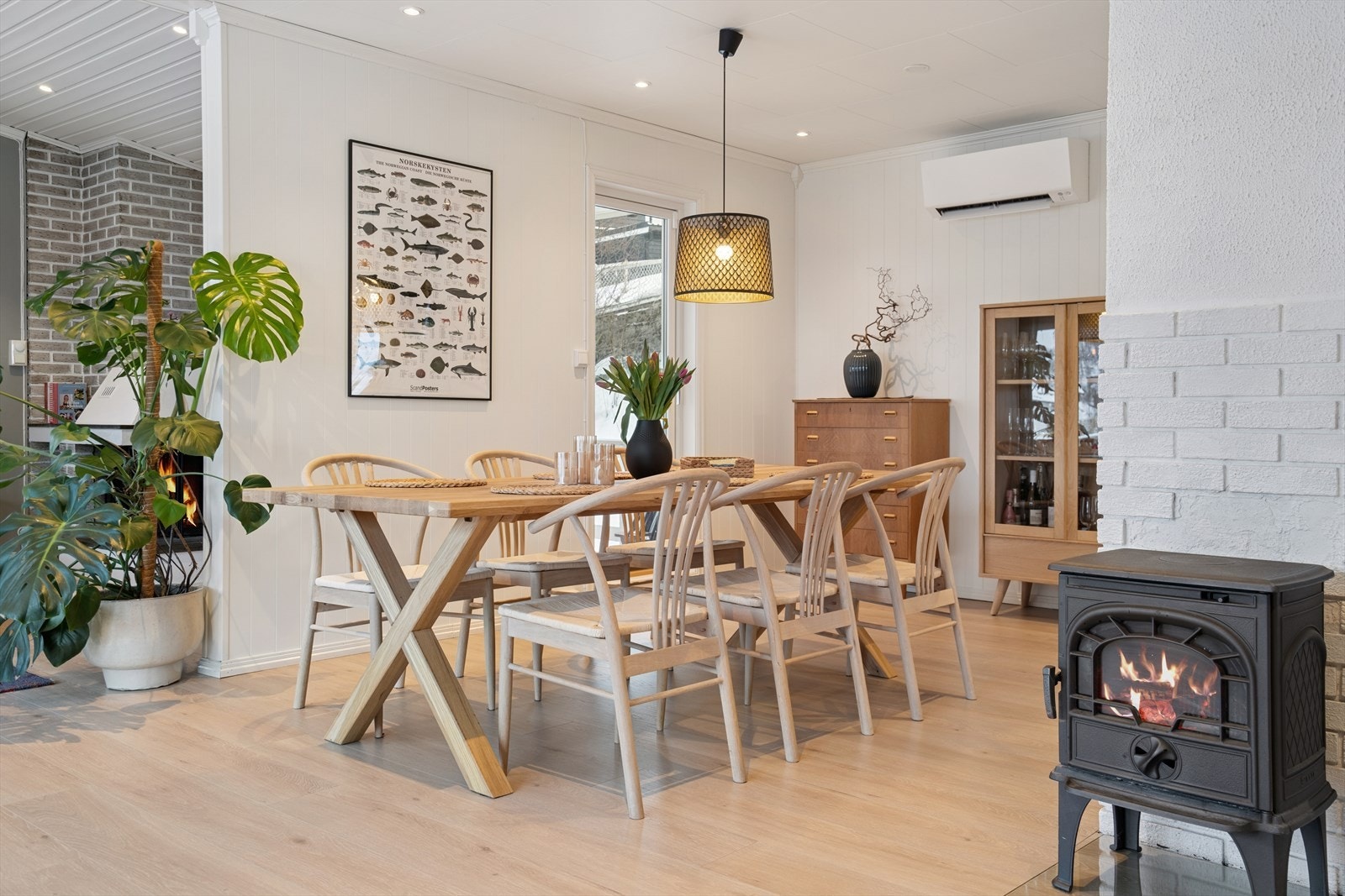 Fra spisestuen er det direkte utgang til en luftebalkong på baksiden av huset. Galleribilde