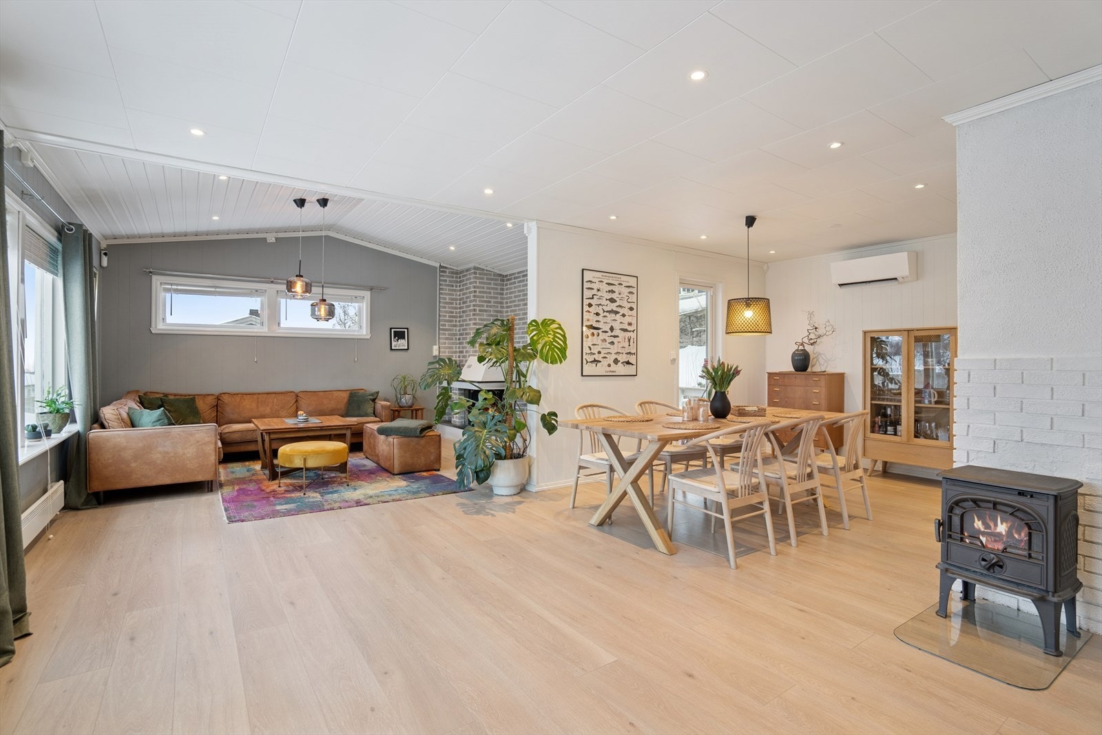 Eneboligen byr på en stor og lys stue med gode vindusflater som slipper inn rikelig med dagslys. Galleribilde