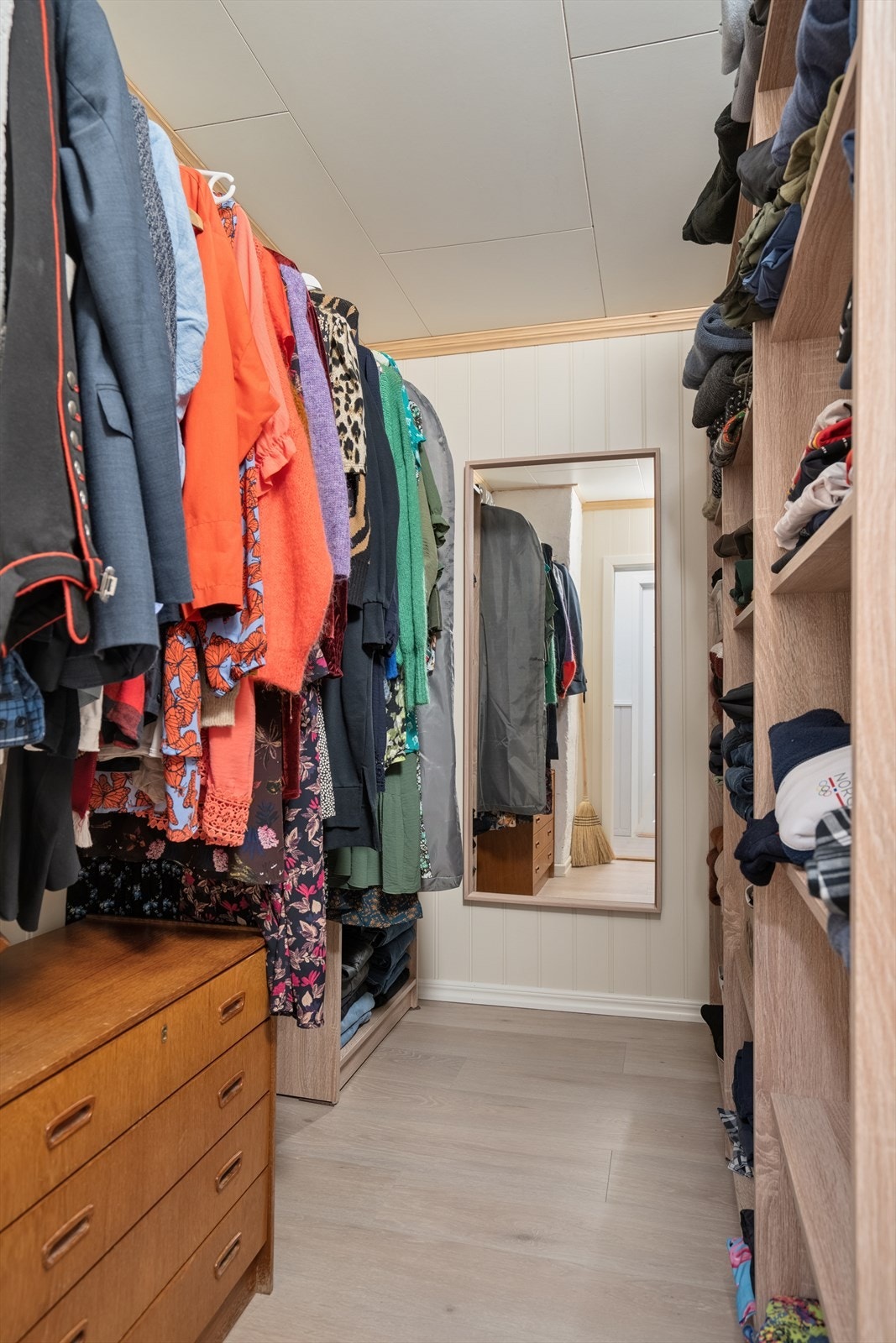 Praktisk garderoberom på 4,1 kvm med sentral beliggenhet i huset. Vegg i vegg med vaskerom/bad. Galleribilde