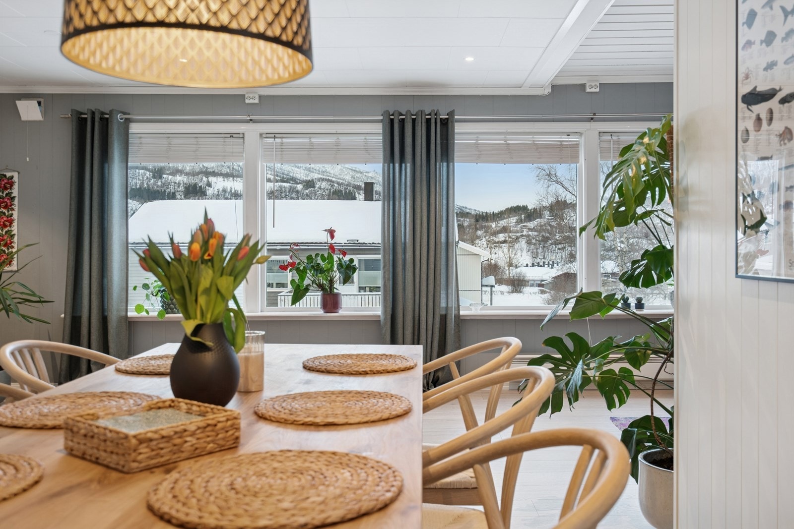 Store vindusflater gir godt med naturlig lysinnslipp og med nydelig utsikt mot Hinnstein. Galleribilde